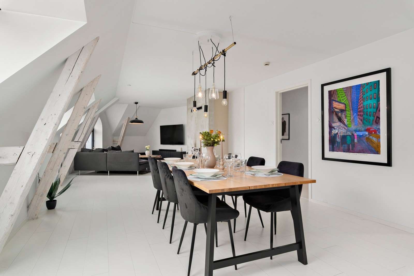 Her er leiligheten lys og innbydende, som samtidig innbyr til spennende innredning. Galleribilde