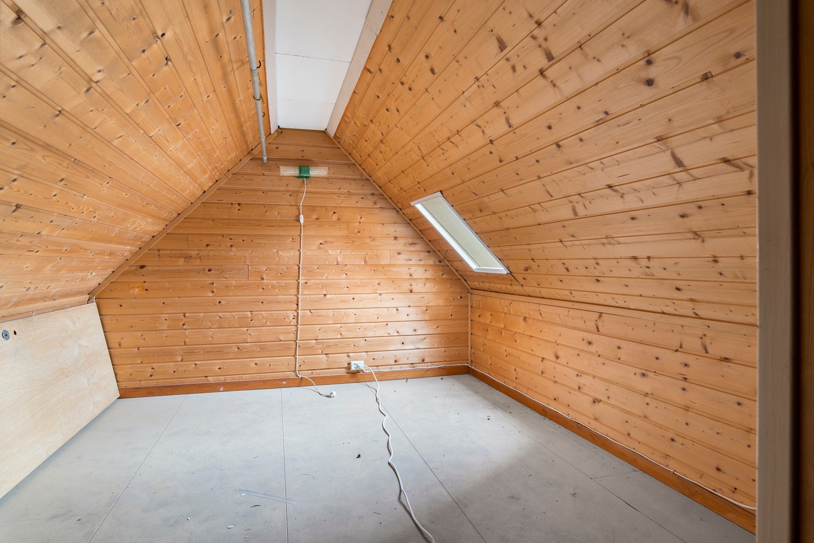 I tillegg medfølger et romslig loft hvor man kan oppbevare julepynt, fotoalbum og sommerklær. Galleribilde