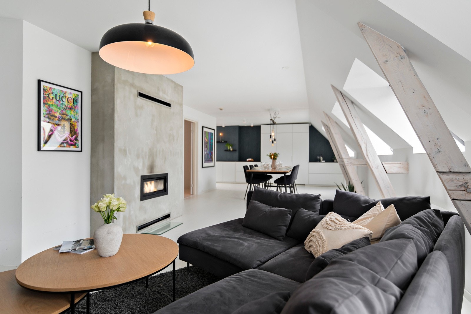 og på andre siden har man spisestue og kjøkken i delvis åpen løsning. Galleribilde