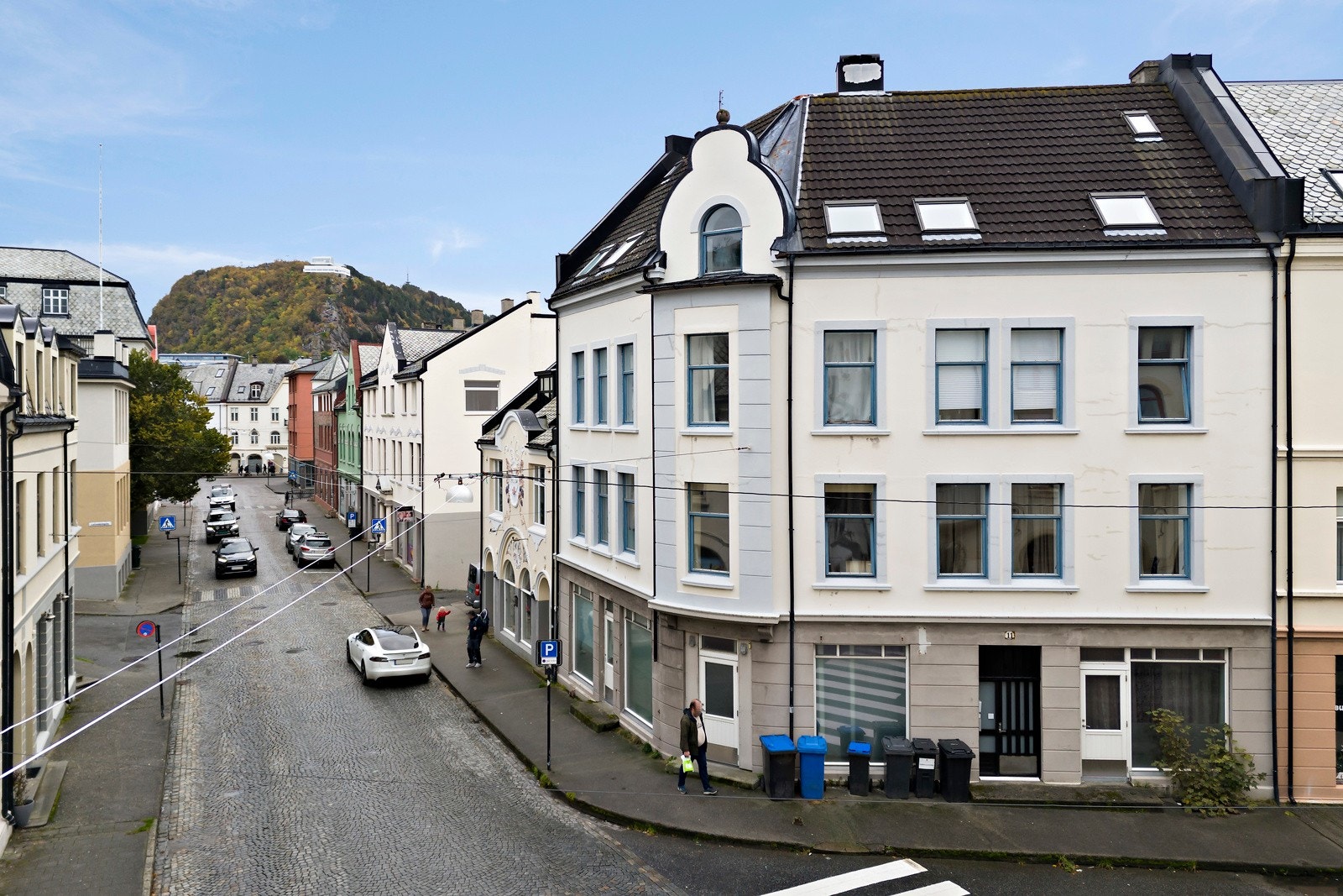 Leiligheten er beliggende som toppleilighet i hjørnebygård nært sentrum. Galleribilde