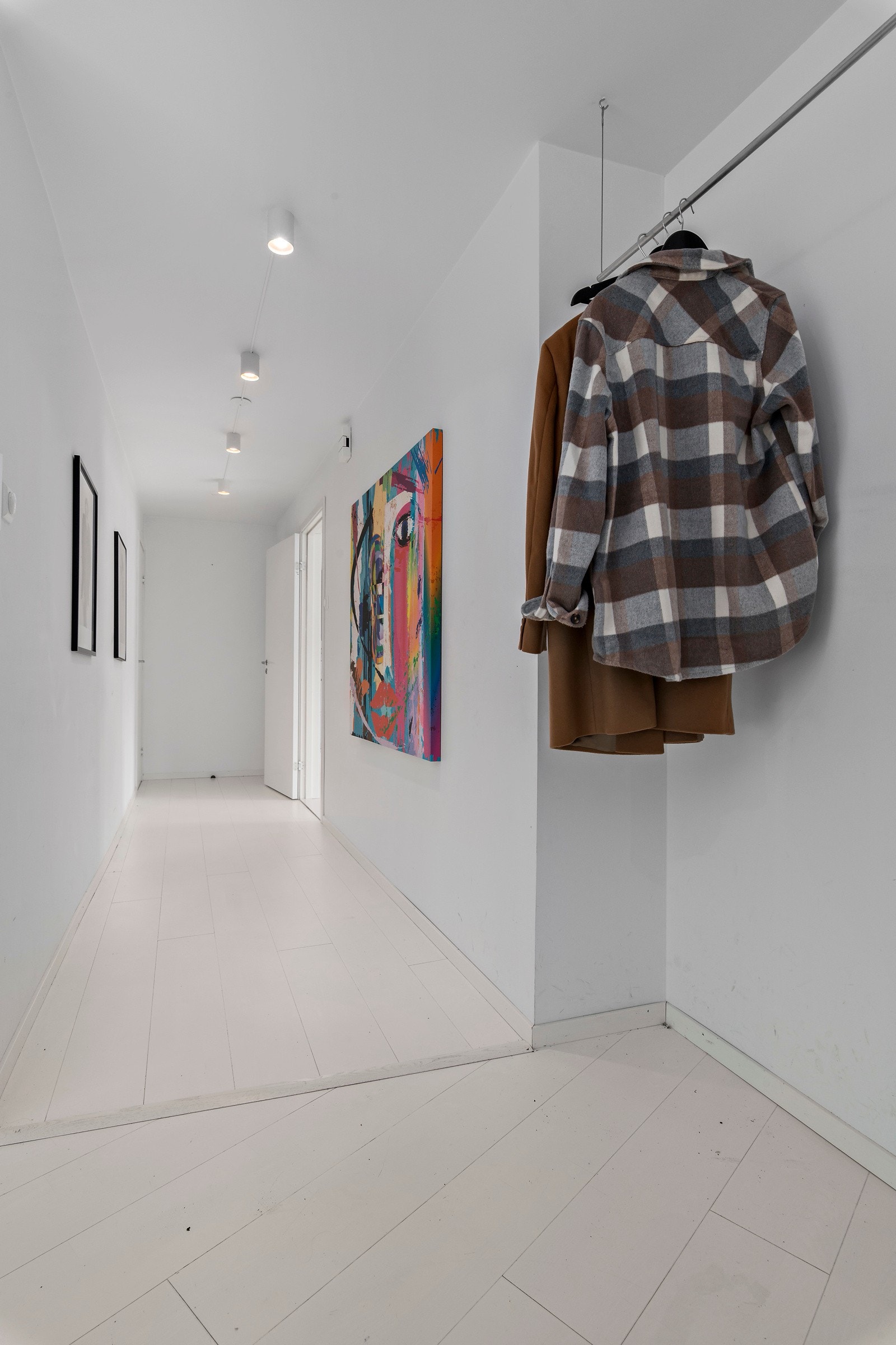 Leiligheten er lysmalt over heile fjøla og har et tiltalende preg. Galleribilde