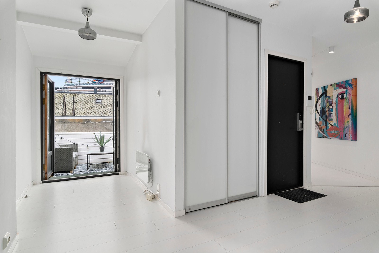 Det er godt med oppheng- og oppbevaringsmuligheter i skvyedørsgarderobe og på plassbygd stativ. Galleribilde