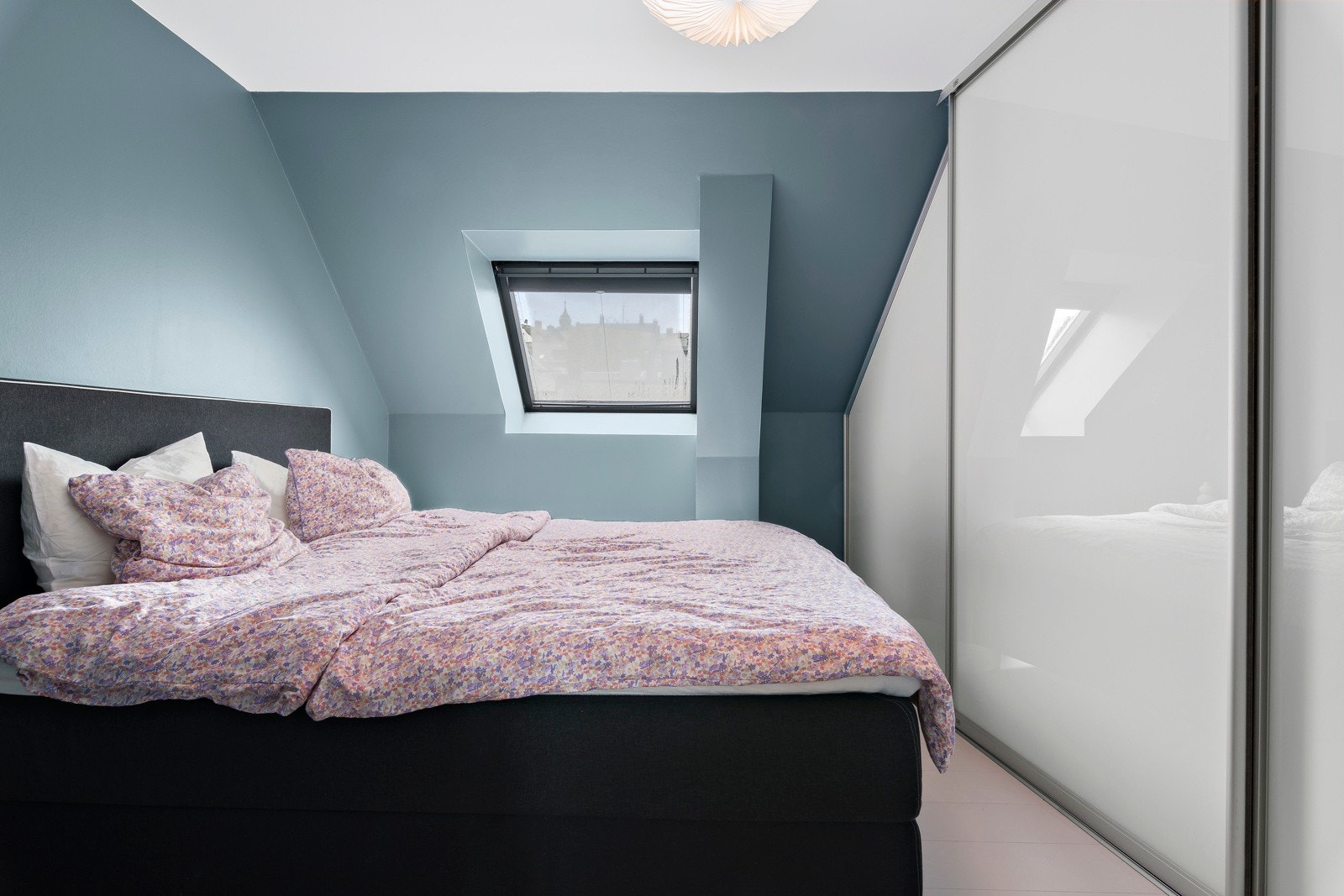 Leiligheten har to soverom. Dette er hovedsoverommet med lysskjerming montert. Også garderobeskap vil medfølge. Galleribilde