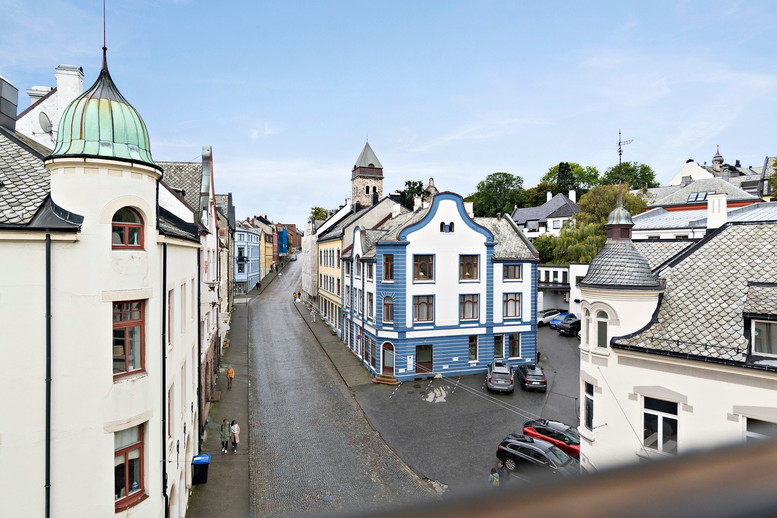 Fra takvinduene på stuen har du praktfull utsikt oppover Kirkegata. Her ligger du fritt og fint til i bysentrum. Galleribilde