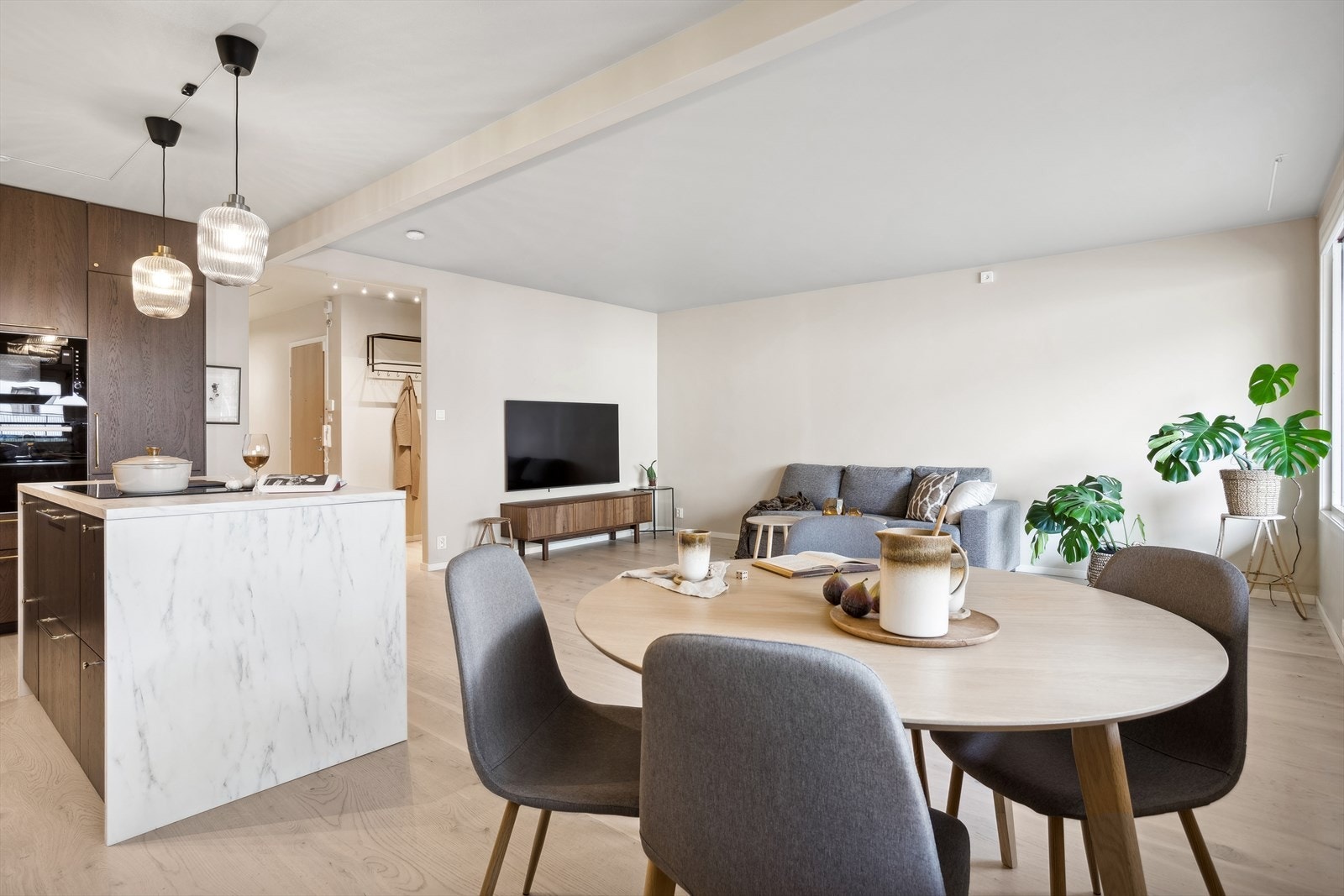 Det er god plass til både spisebord og sofagruppe Galleribilde