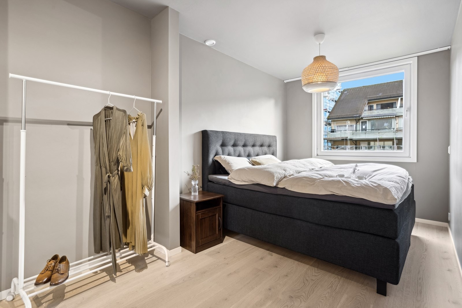 Leilighetens hovedsoverom er romslig og har god garderobeplass Galleribilde