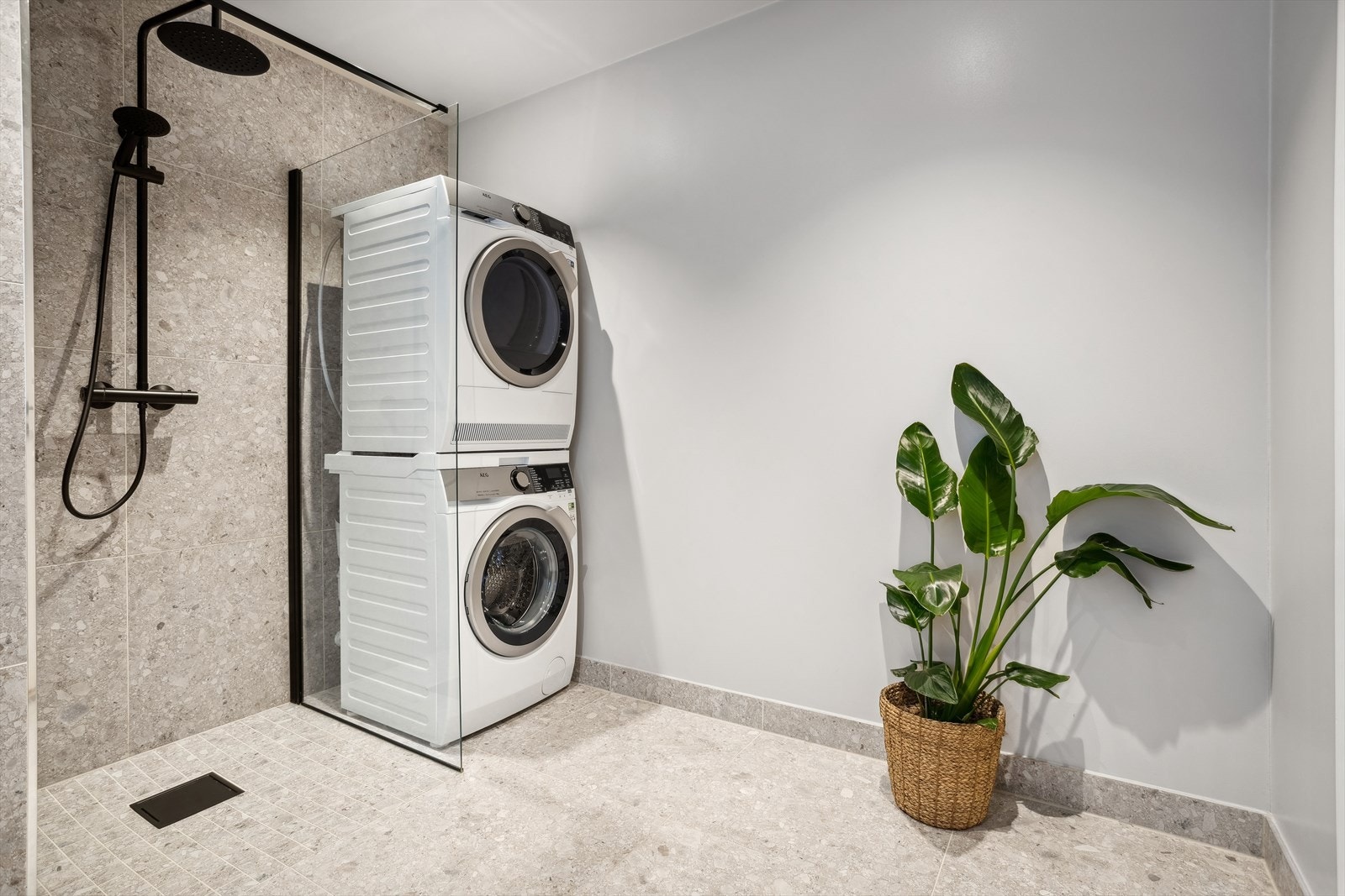 Opplegg til vaskemaskin og tørketrommel i egen nisje Galleribilde
