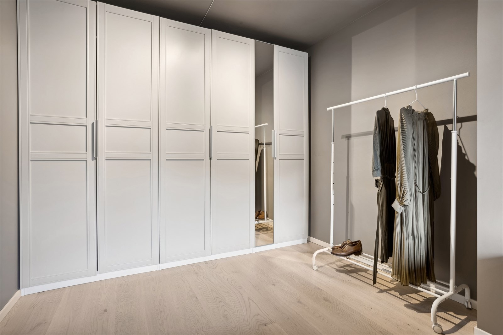 Mye oppbevaringsplass på hovedsoverommet Galleribilde