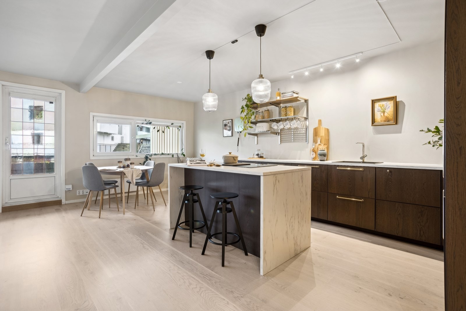 Leiligheten har en åpen stue/kjøkkenløsning Galleribilde