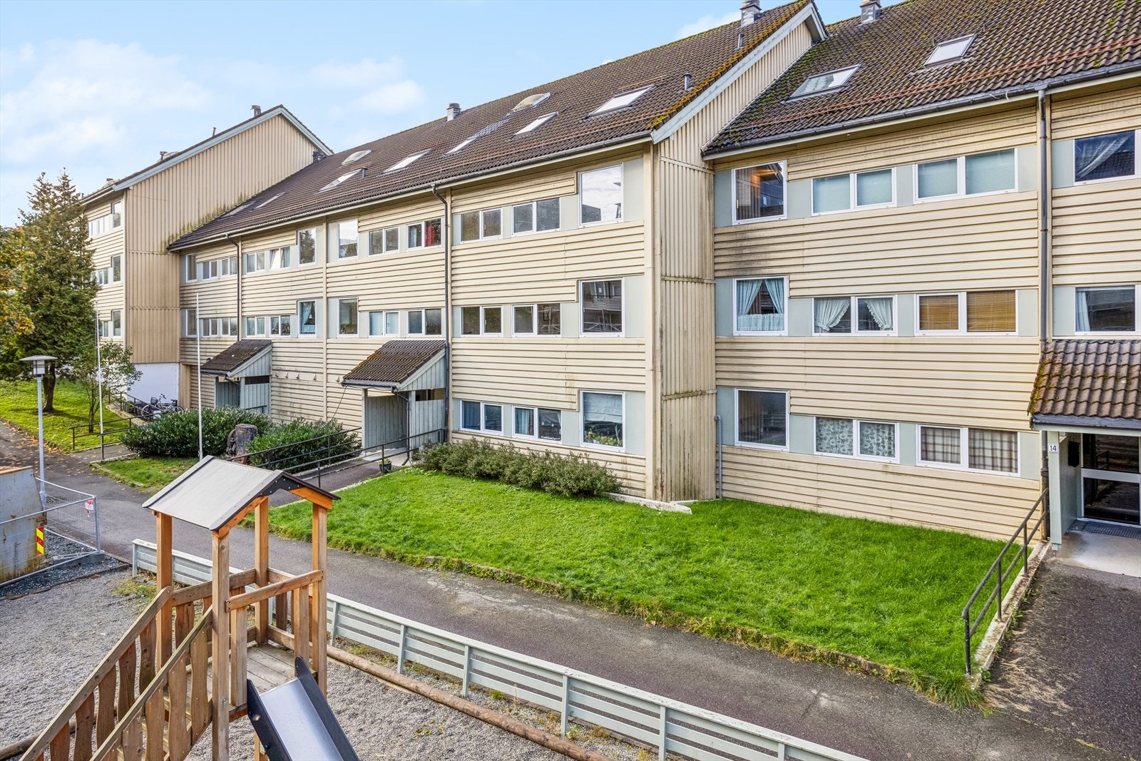 Fasade - borettslaget har vedtatt rehabilitering av blant annet fasaden - les mer informasjon i salgsoppgaven Galleribilde