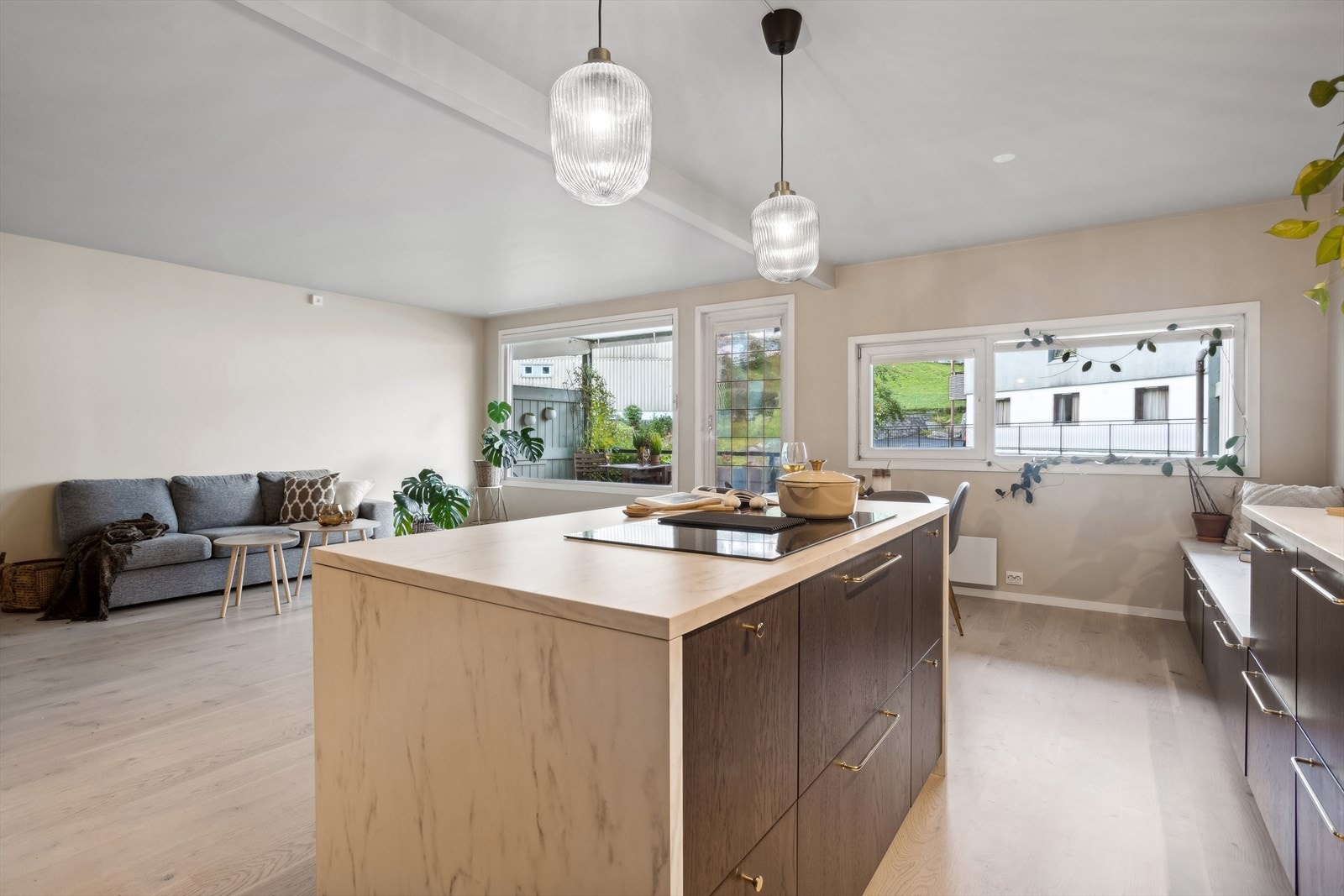 Fra stuen er det utgang til altan Galleribilde