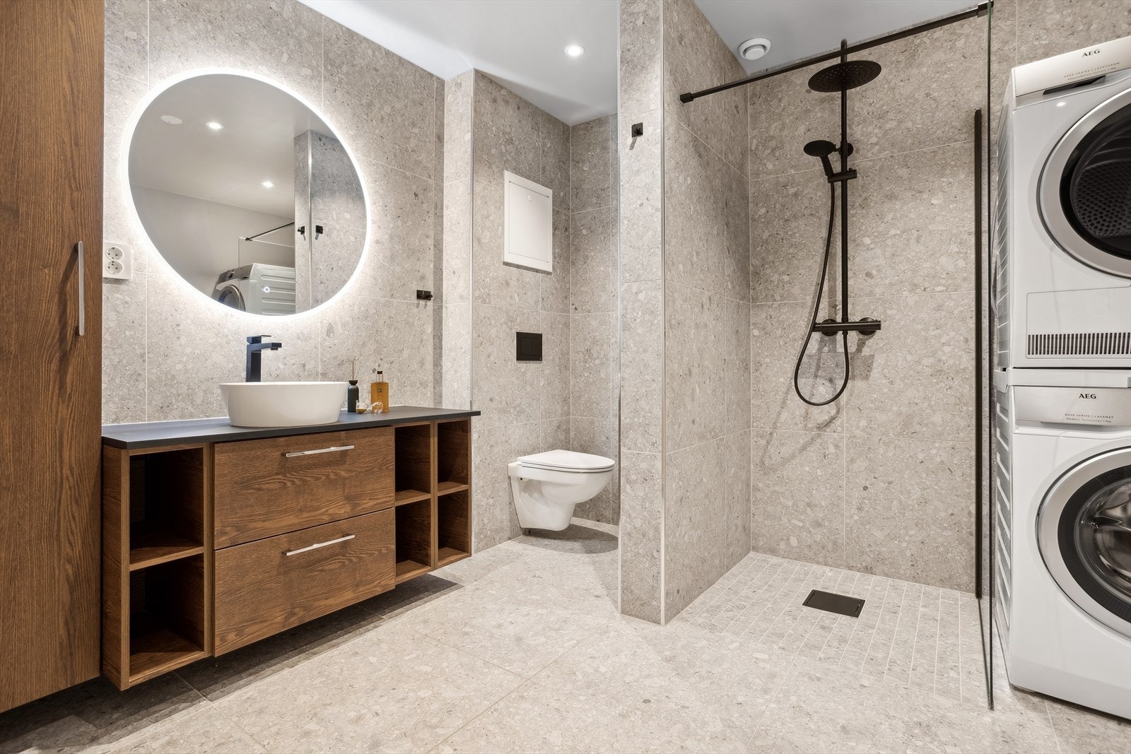 Moderne flisvalg og lekre baderomsmøbler Galleribilde