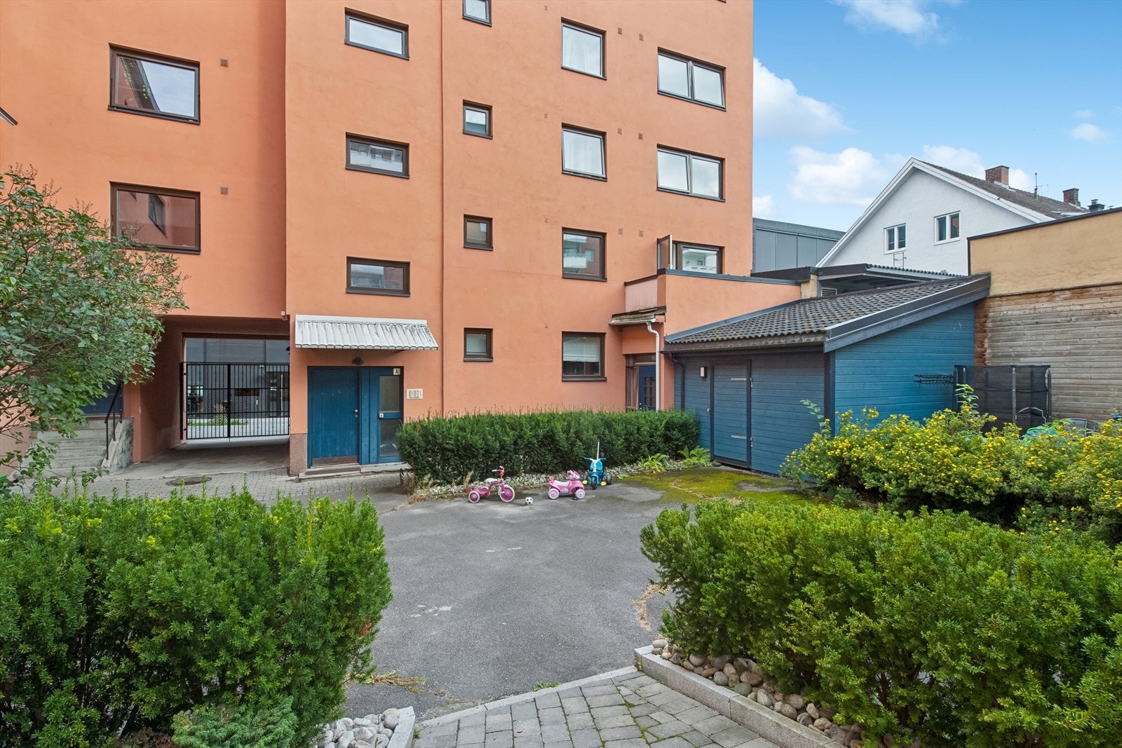 Inngang til leiligheten er i bakgården Galleribilde