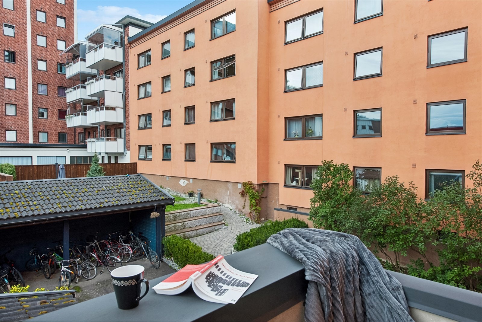 Terrasse ut mot bakgården Galleribilde