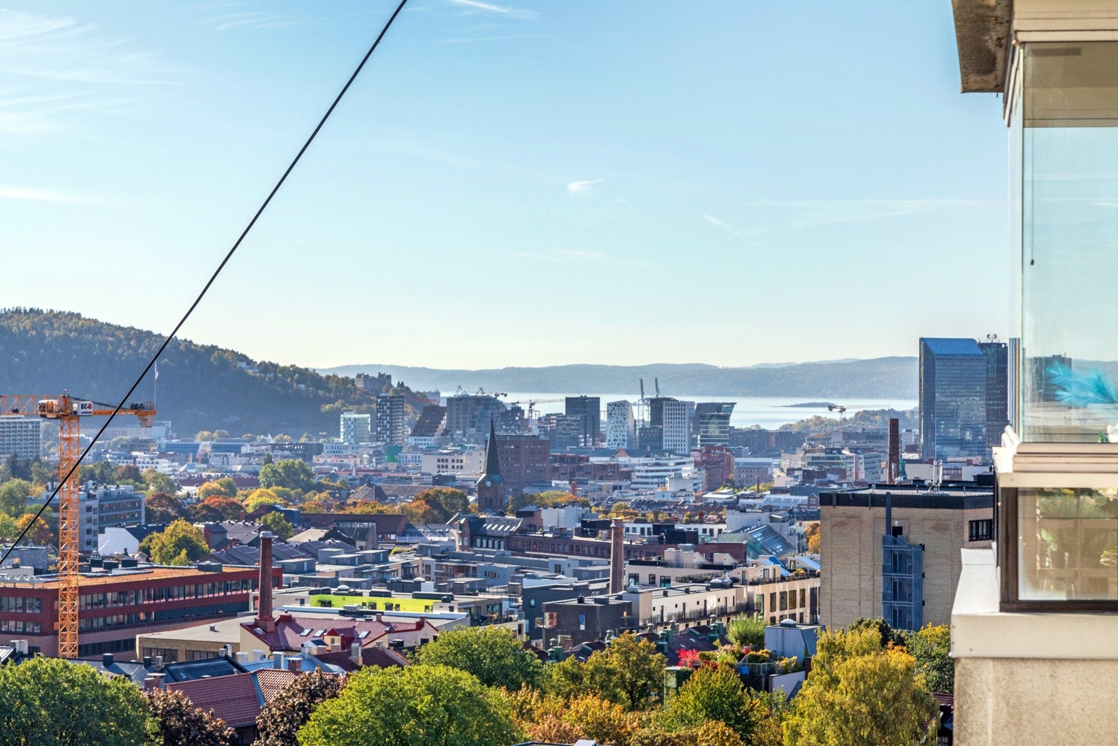 Nydelig utsikt over by og sjø. Galleribilde