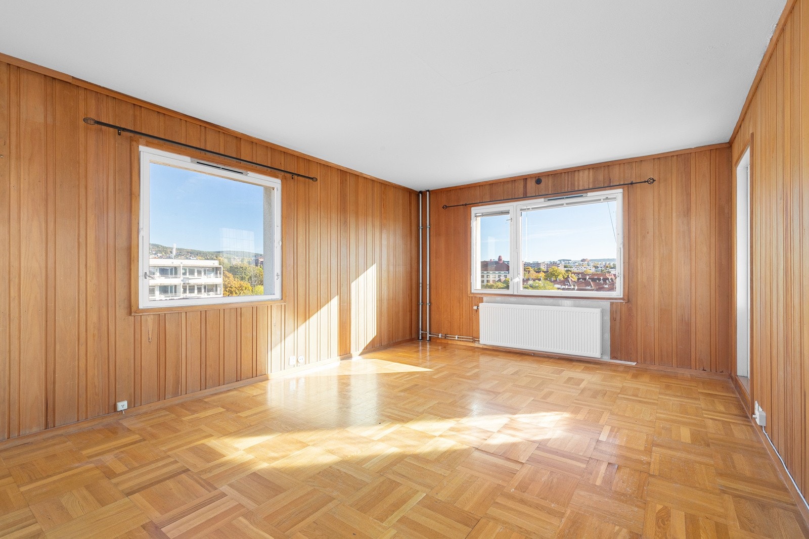 Romslig stue med store vinduer som gir flott lysinnslipp. Galleribilde