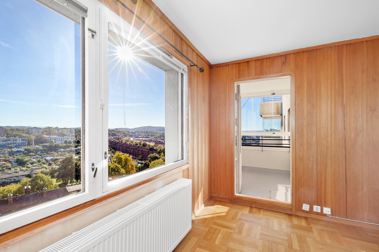 Fra stuen er det utgang til balkong. Galleribilde