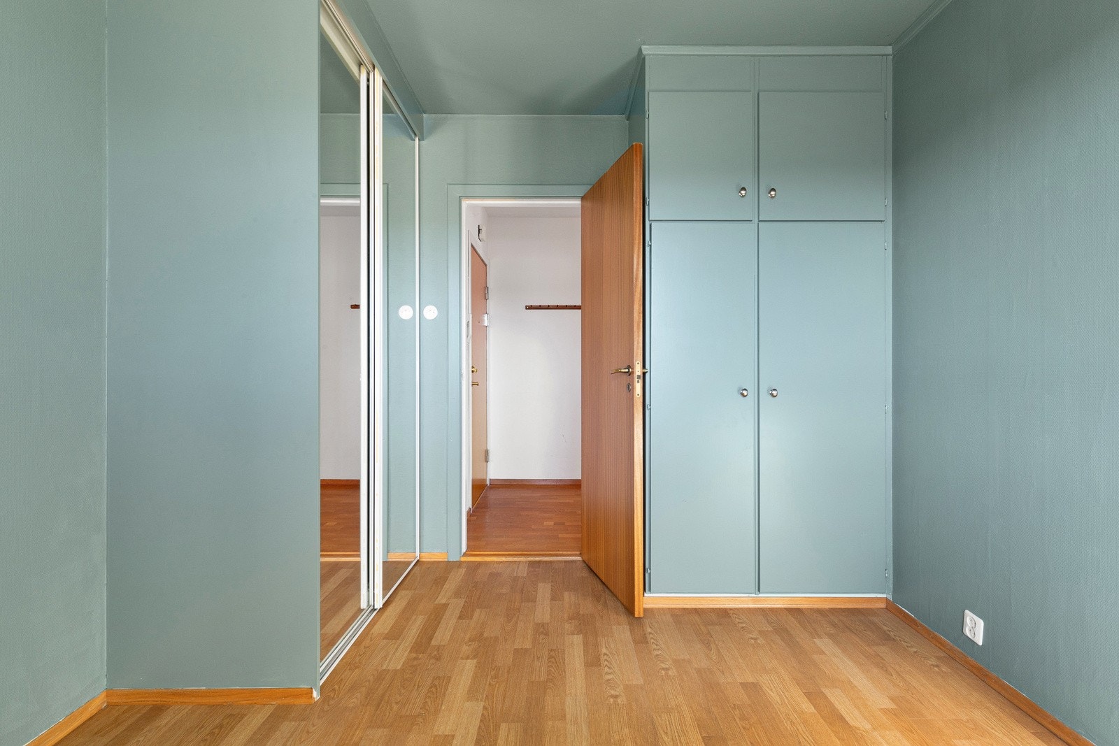 Leilighetens soverom er av god størrelse og har skyvedørsgarderobe og innebygd garderobeskap. Galleribilde