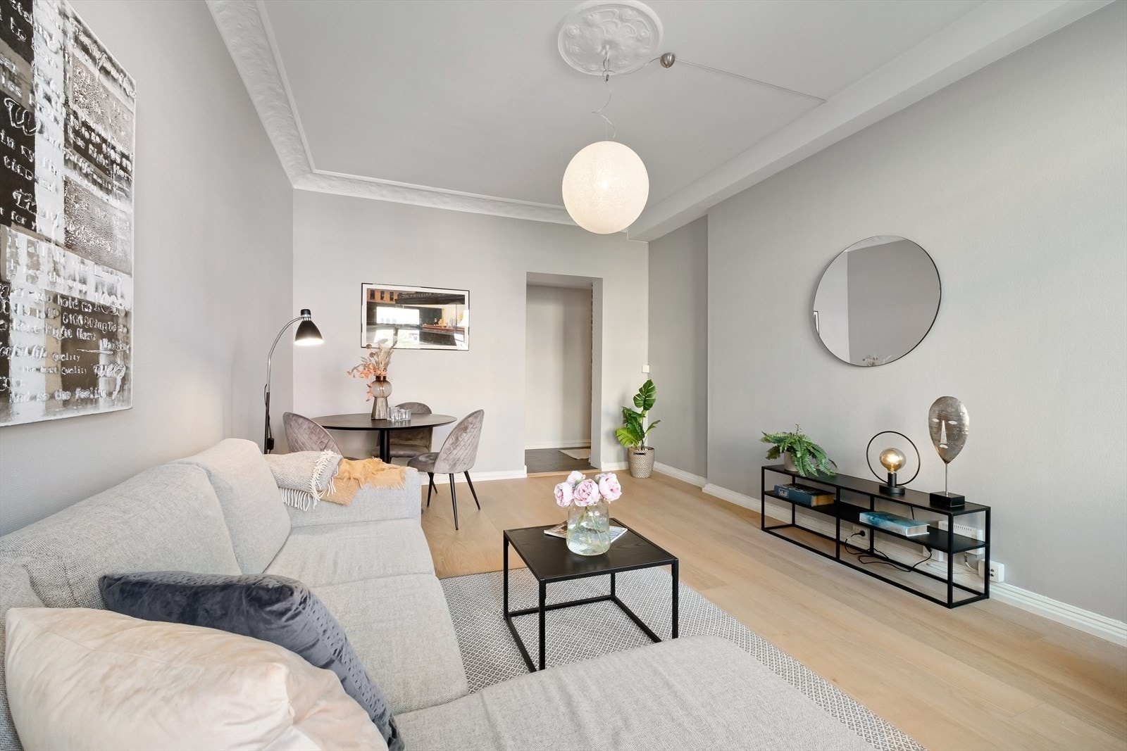 Lys og romslig stue med plass til flere soner. Galleribilde