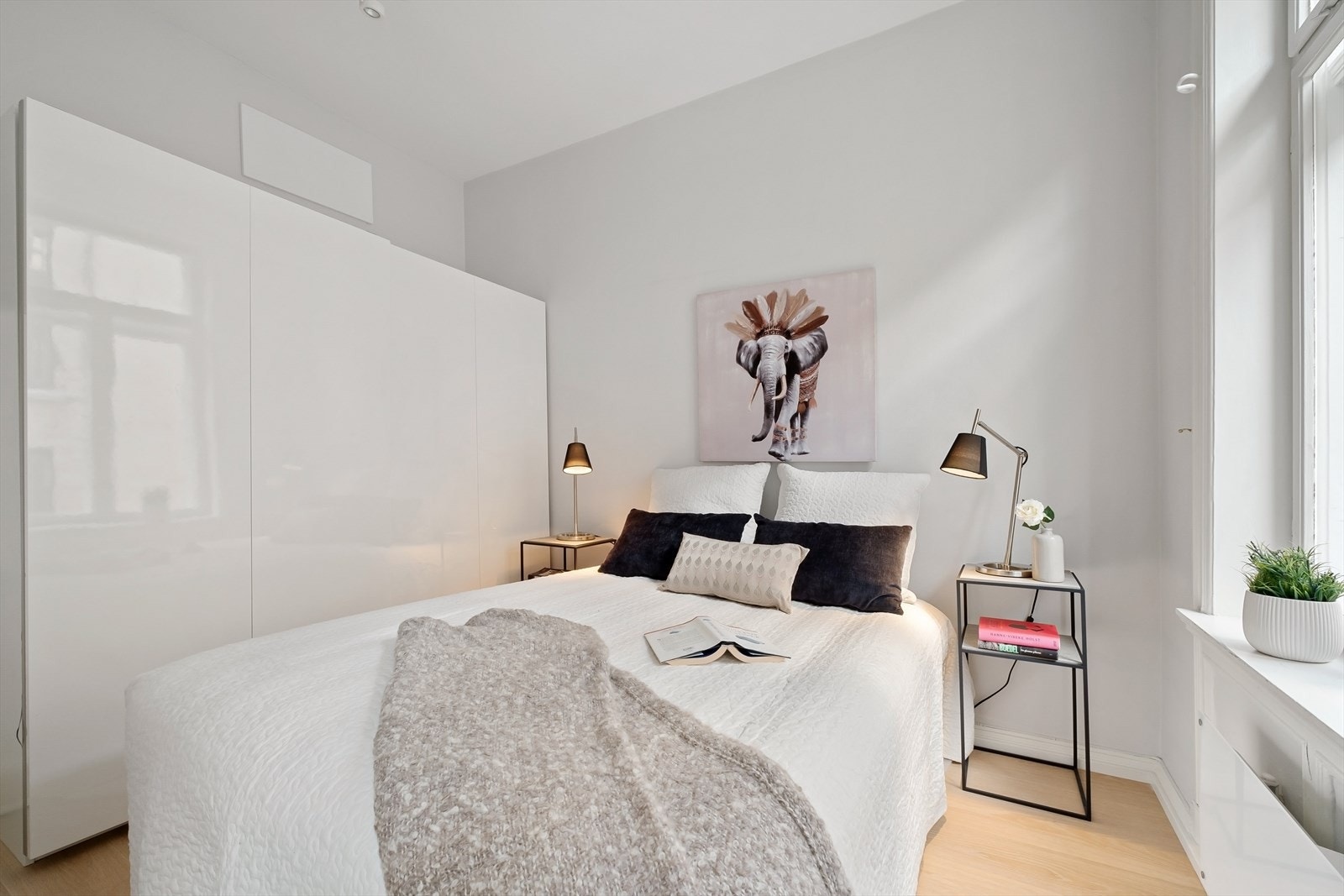 Rommet har god plass til dobbeltseng, nattbord og stor garderobe. Galleribilde