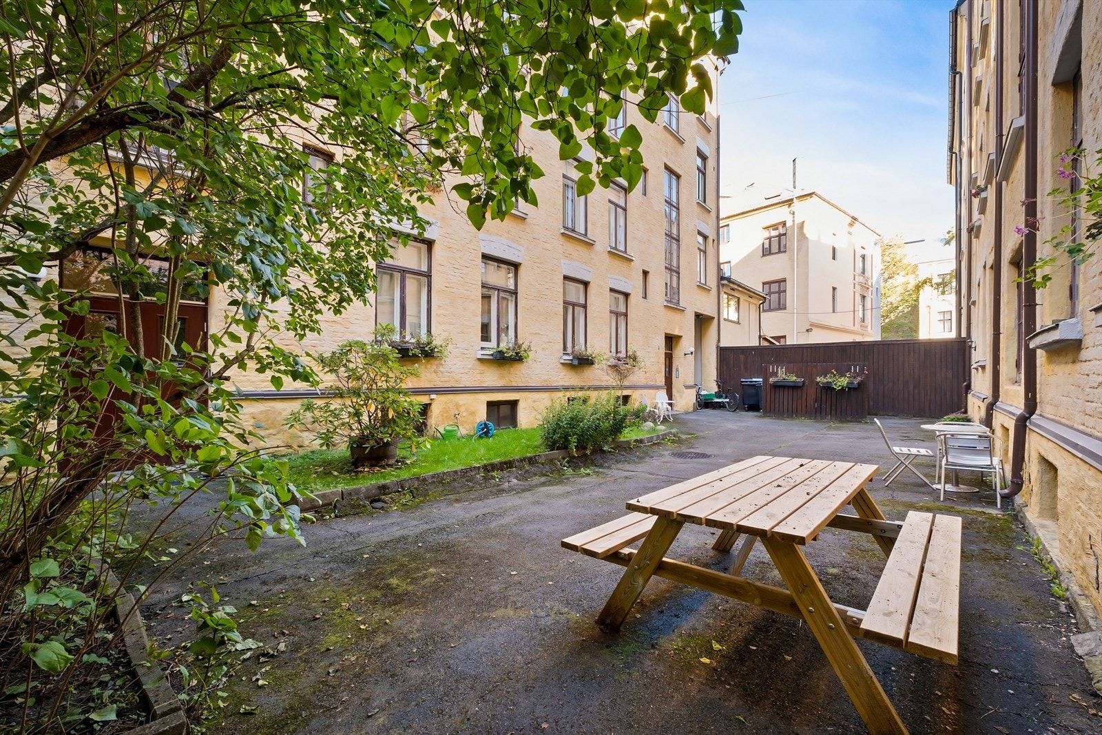 Felles mellomgård med sittegrupper og beplantning. Galleribilde