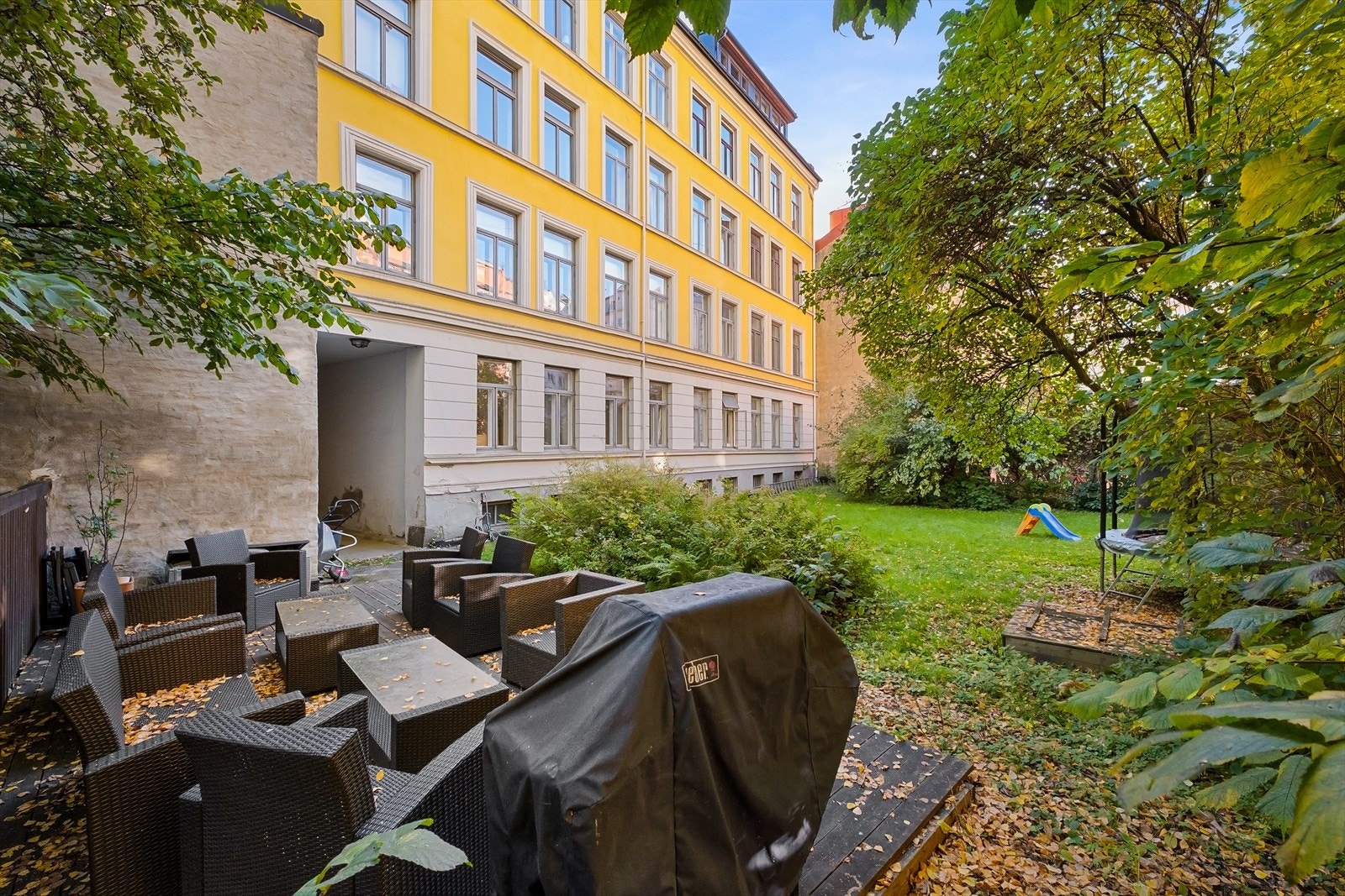 Sameiet har stor og pent opparbeidet bakgård med store grøntområder, sittegrupper, grill og trampoline. Galleribilde