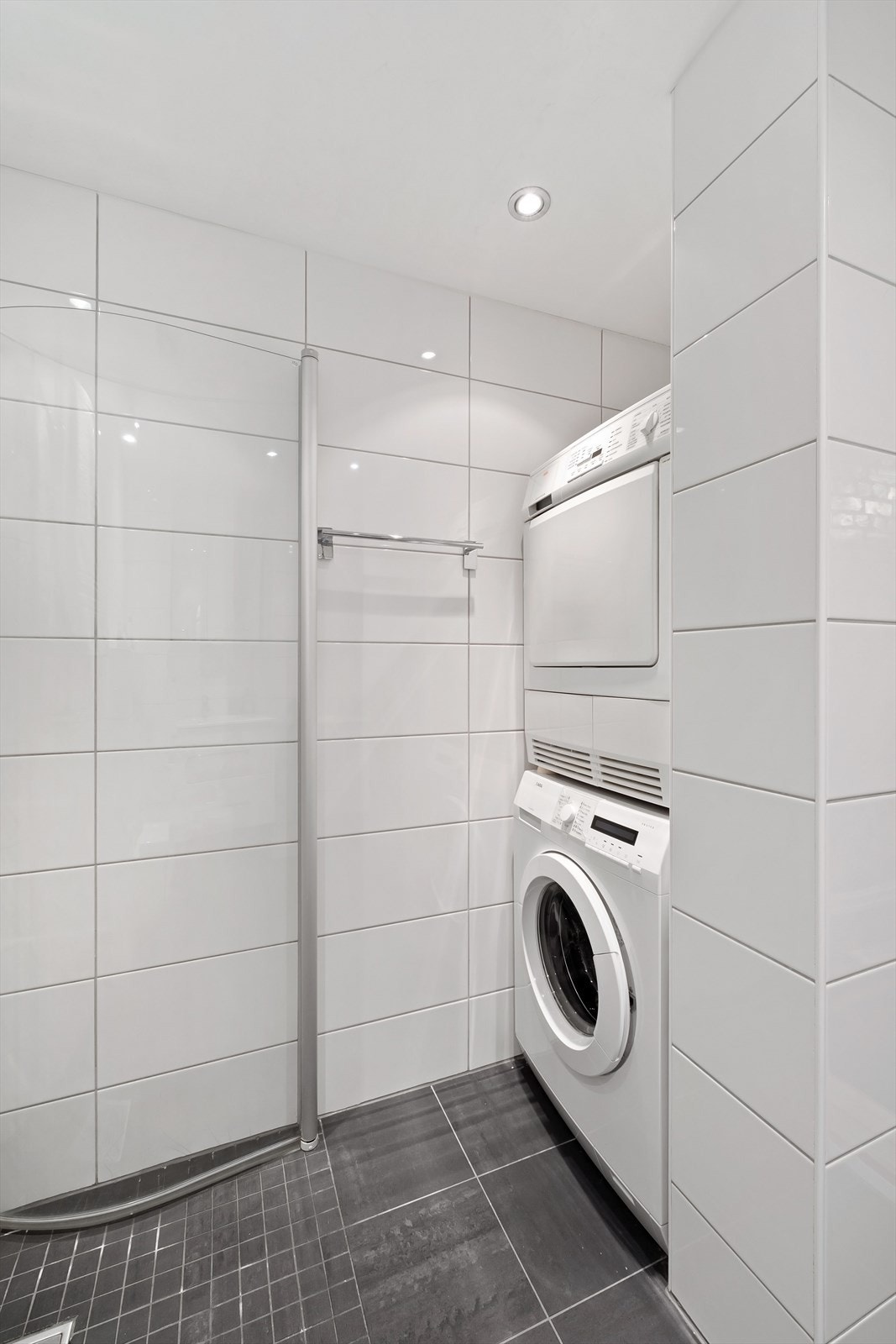 Badet har opplegg for vaskemaskin og tørketrommel. Galleribilde