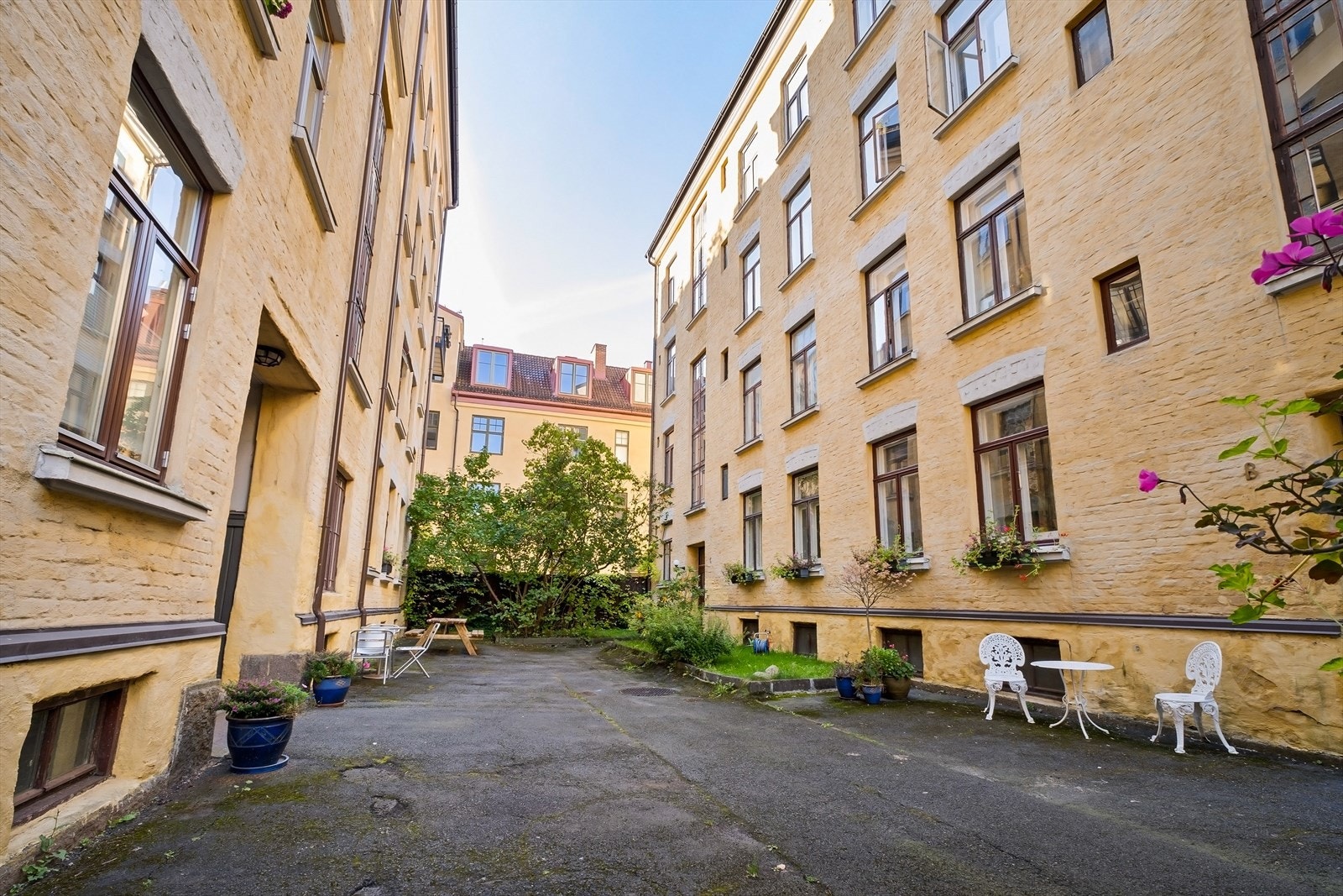 Felles mellomgård med sittegrupper og beplantning. Galleribilde