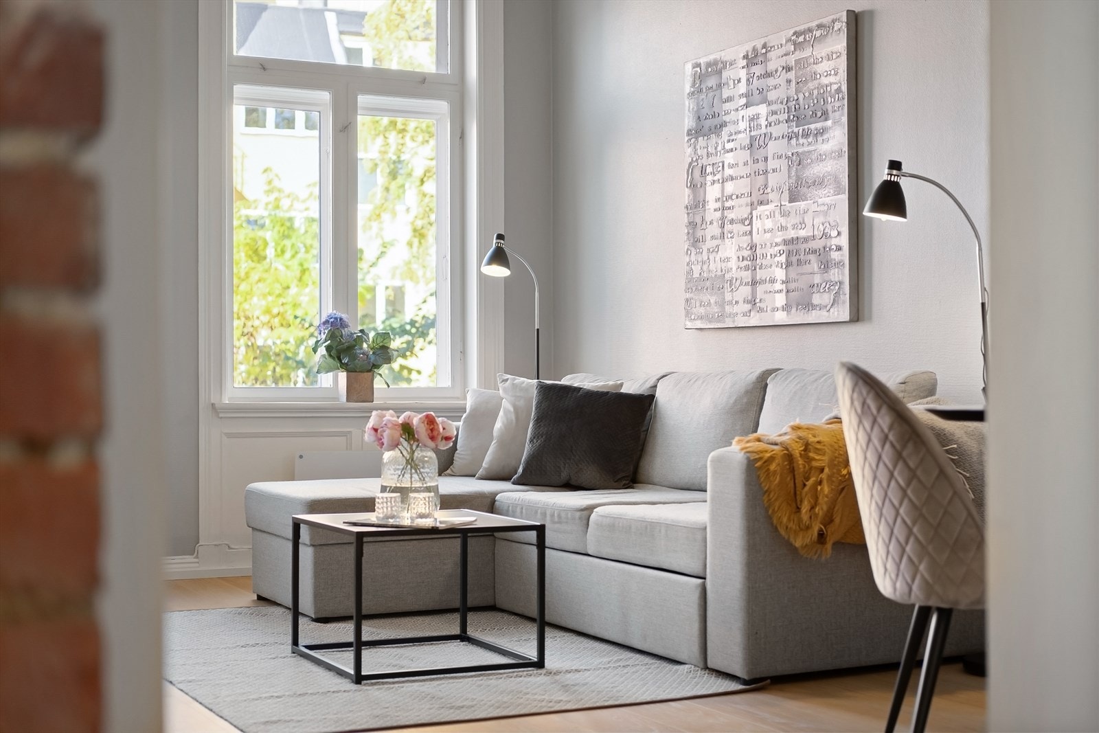 Leiligheten har store rom og vindusflater som gir mye lys og en god atmosfære. Galleribilde