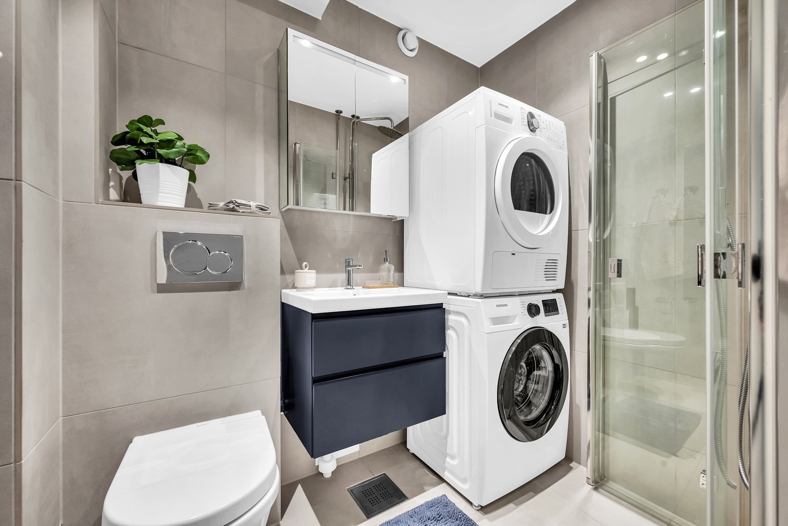 Lekkert bad pusset opp i 2018 med flislagte overflater, downlights i himling og behagelig gulvvarme. Galleribilde