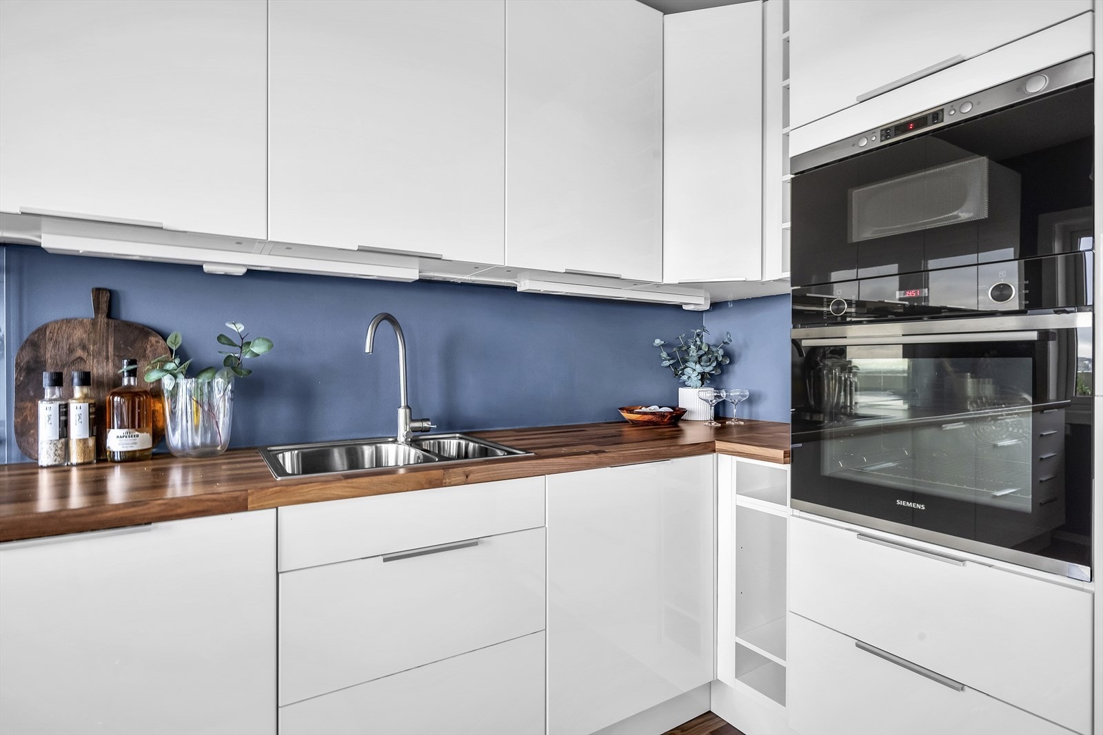 Det er godt med oppbevaringsplass i både skap og skuffer. Kjøkkenet passer utmerket for deg som er glad i å lage mat. Galleribilde