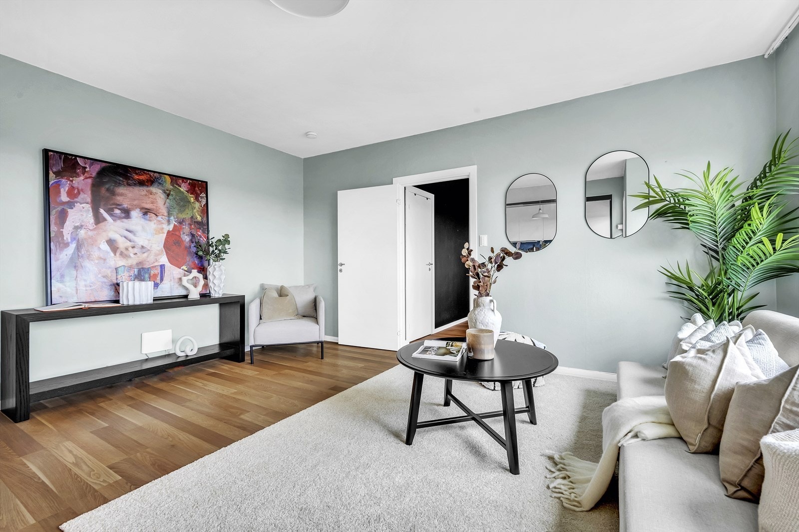 Stuen er nylig malt i en lun og delikat fargetone som passer godt med gulvet. Galleribilde