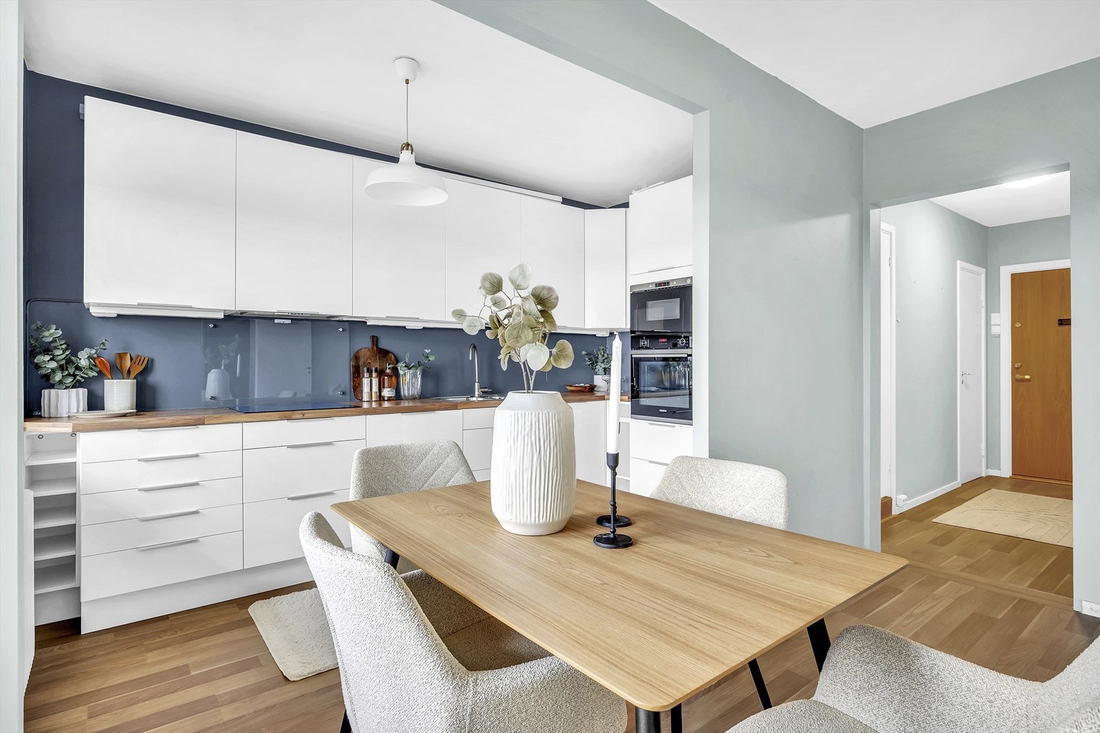 Moderne og stilsikkert kjøkken fra Ikea. Galleribilde