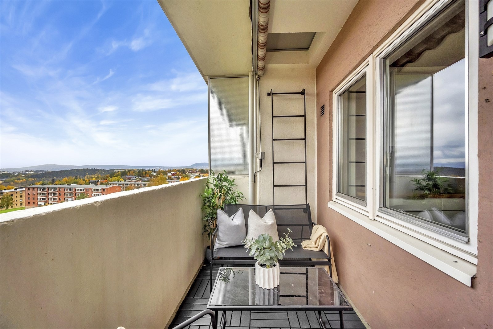 En stilren, lys og romslig 2-roms med solrik balkong og fantastisk utsikt. Galleribilde