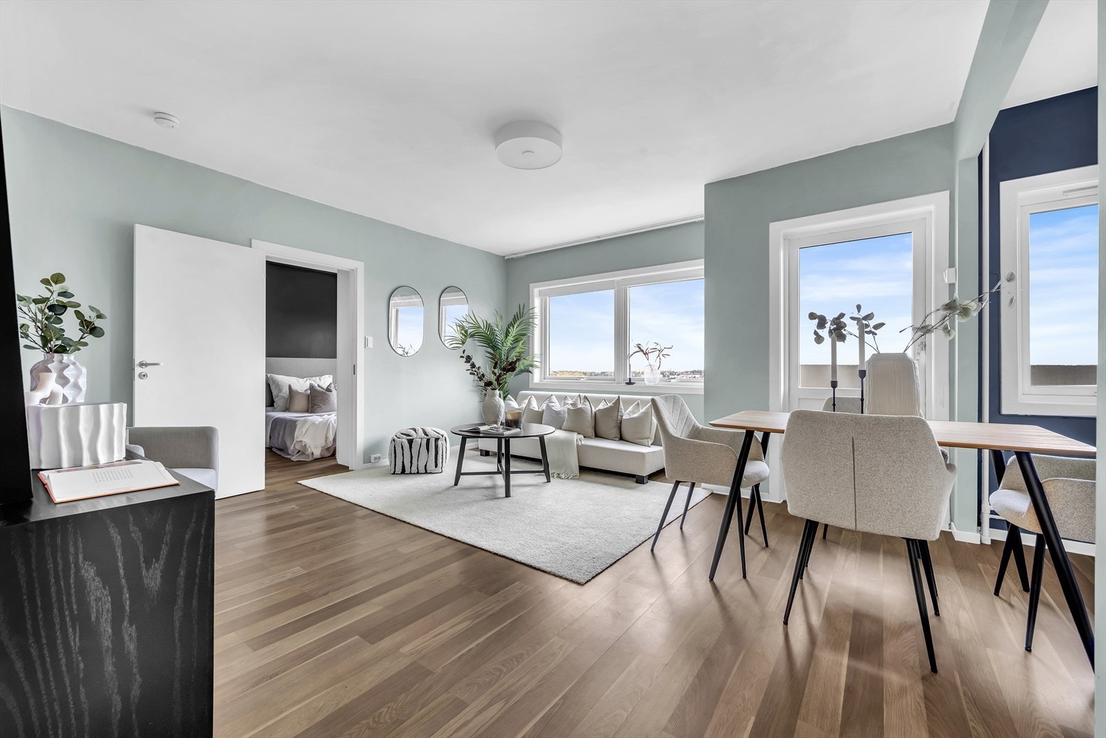 De store vindusflatene sikrer godt innslipp av naturlig lys. Galleribilde