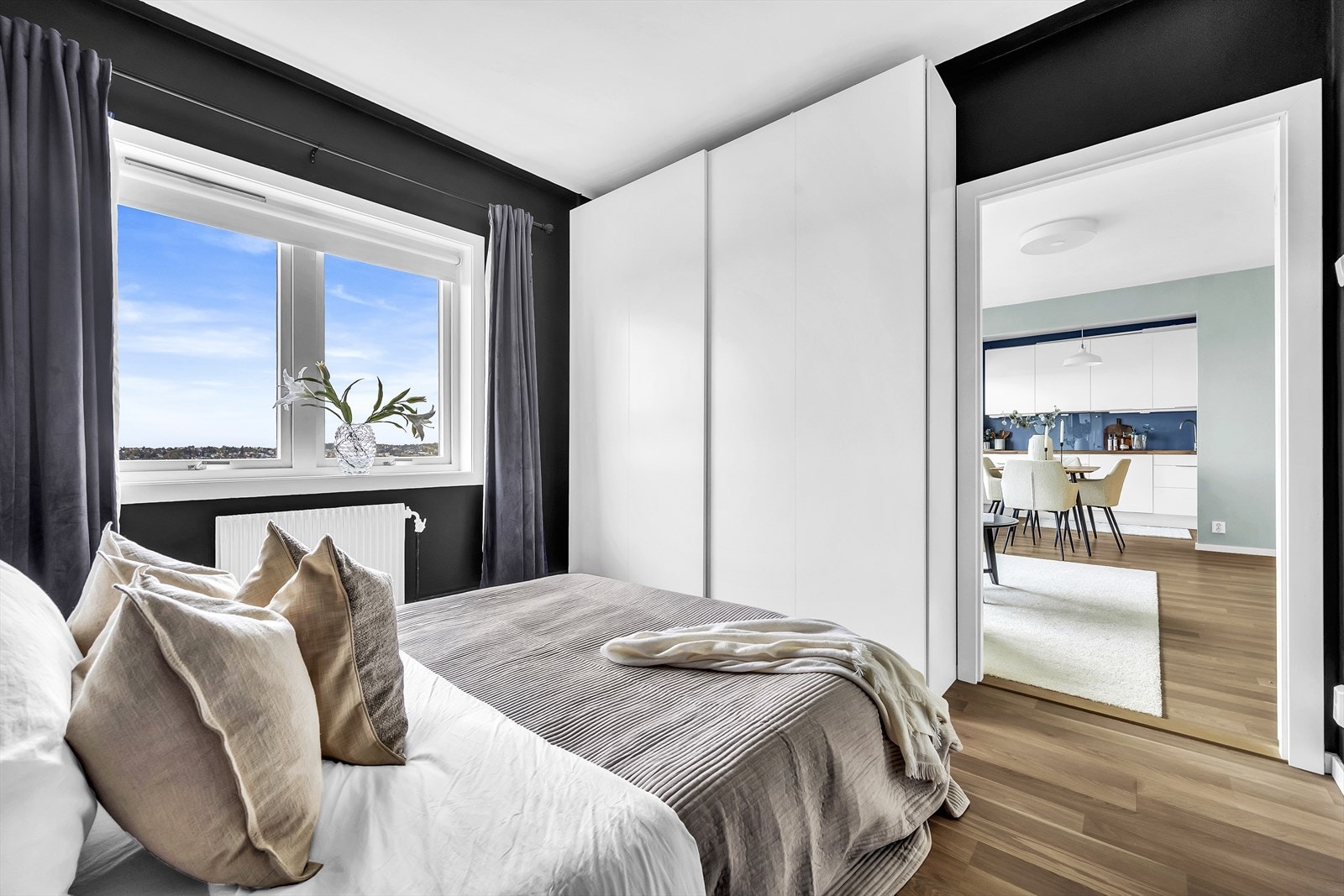 Det er skyvedørsgarderobe og eget omkledningsrom. Galleribilde