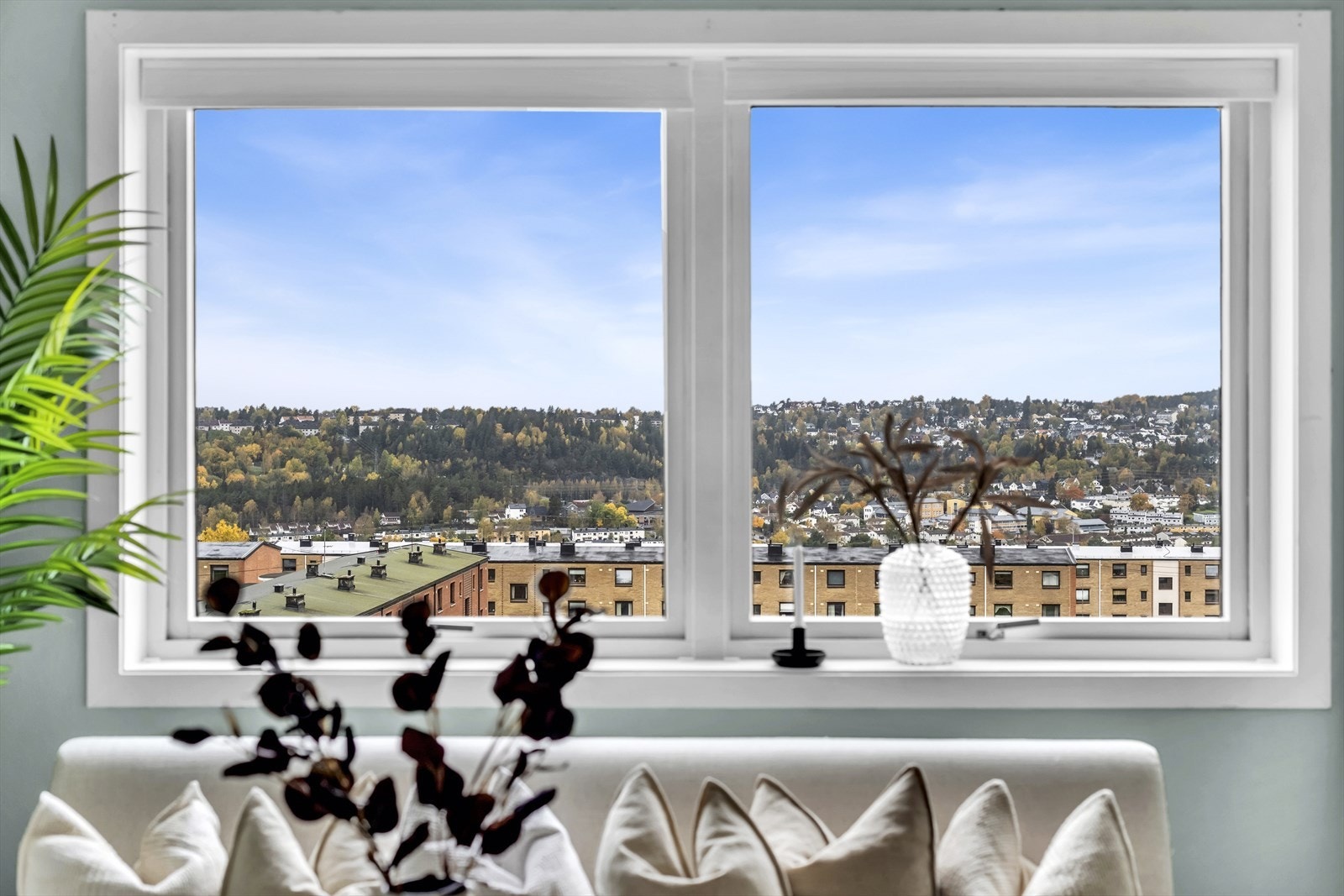 Utsikten kan også nytes fra alle rommene i leiligheten. Galleribilde