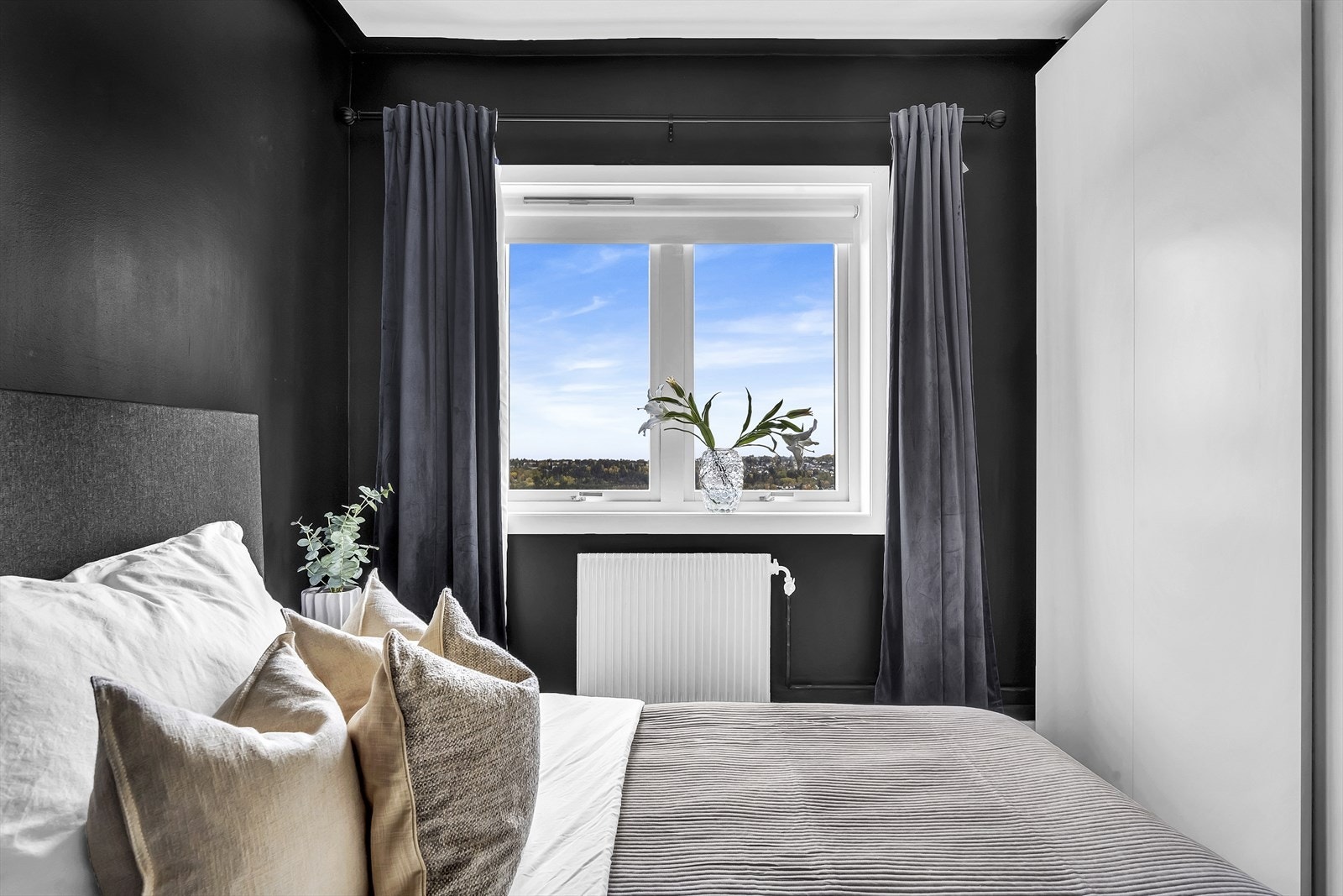 Stort vindu sikrer godt med lys og luft. Galleribilde