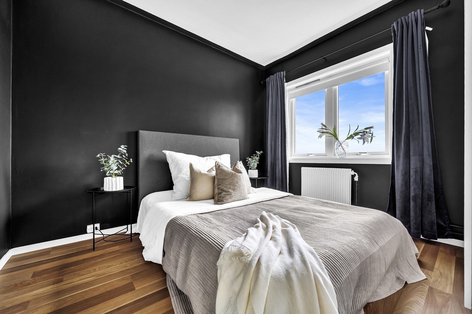 Romslig og lunt soverom med god plass til dobbeltseng og nattbord. Galleribilde