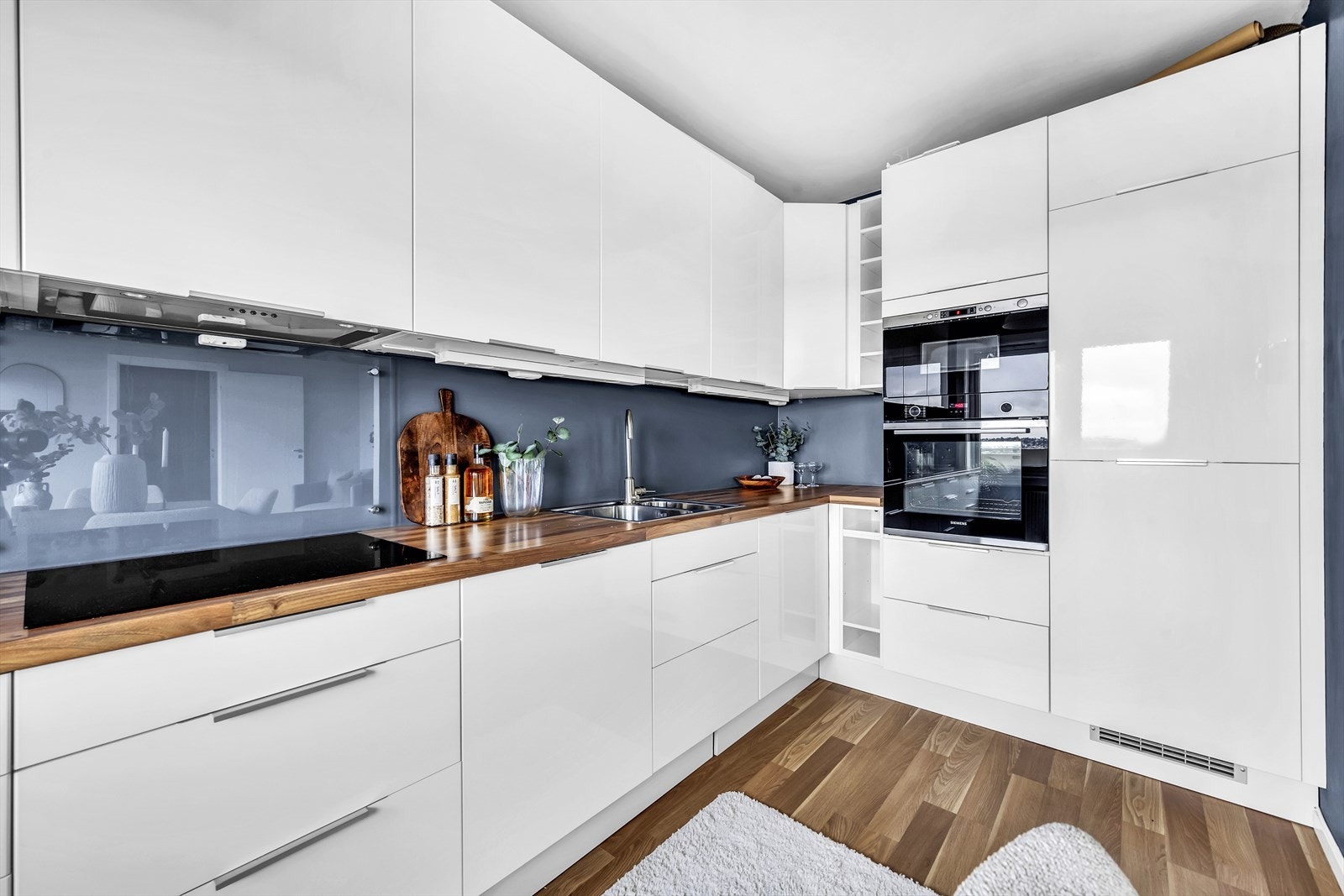 Det er integrerte hvitevarer med stekeovn, platetopp, oppvaskmaskin, kjøl/fryseskap og mikroovn. Galleribilde