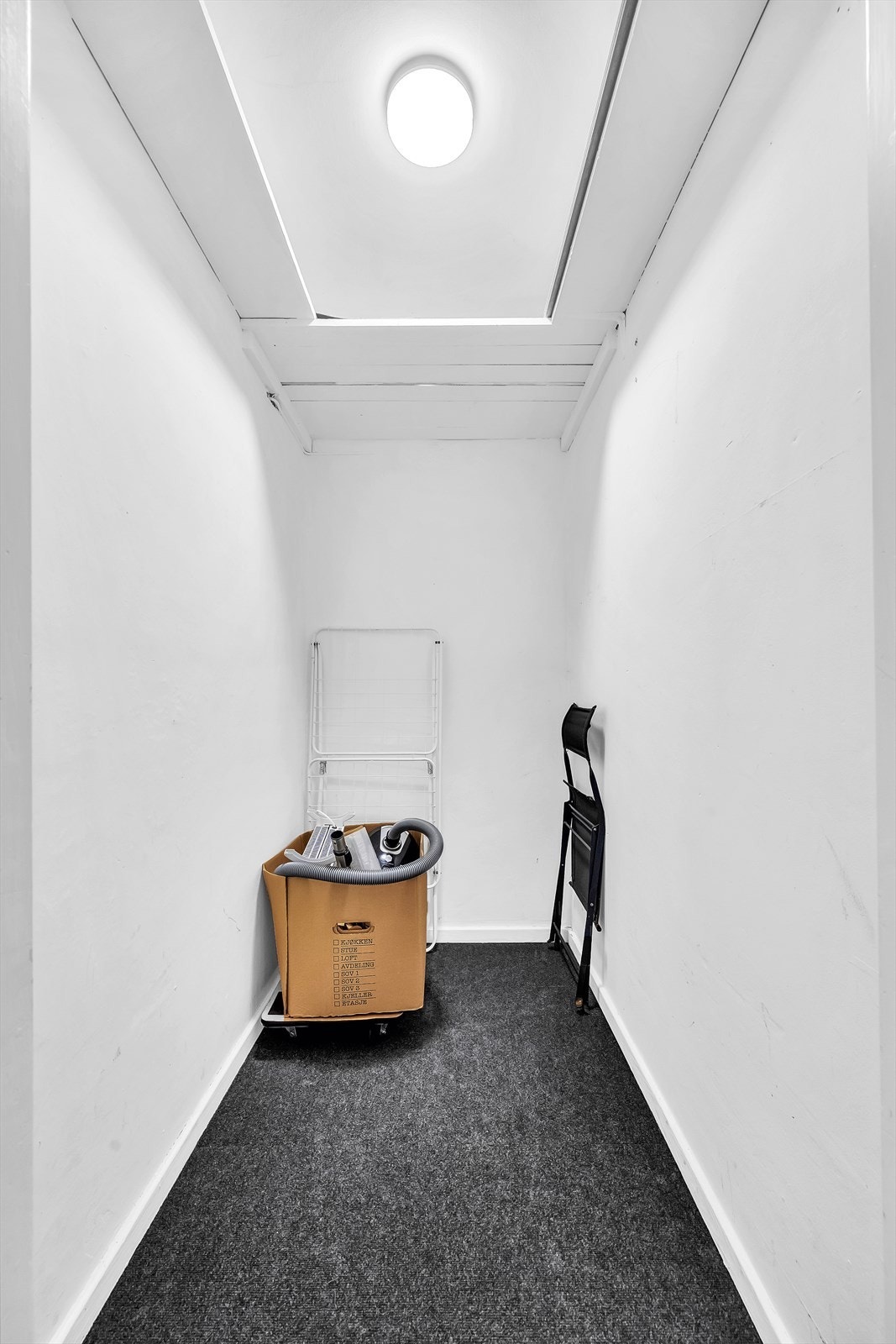 Fra gangen er det adkomst til den innvendige boden på ca. 3 kvm. Galleribilde