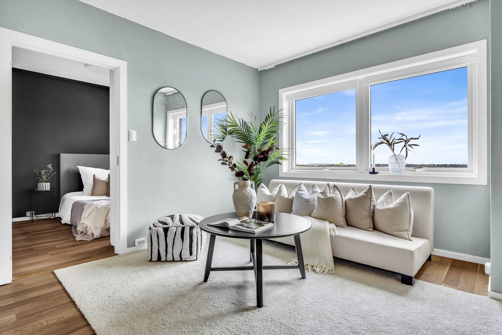 I stuen er det god plass til sofagruppe med tilhørende sofabord og tv-møblement. Galleribilde