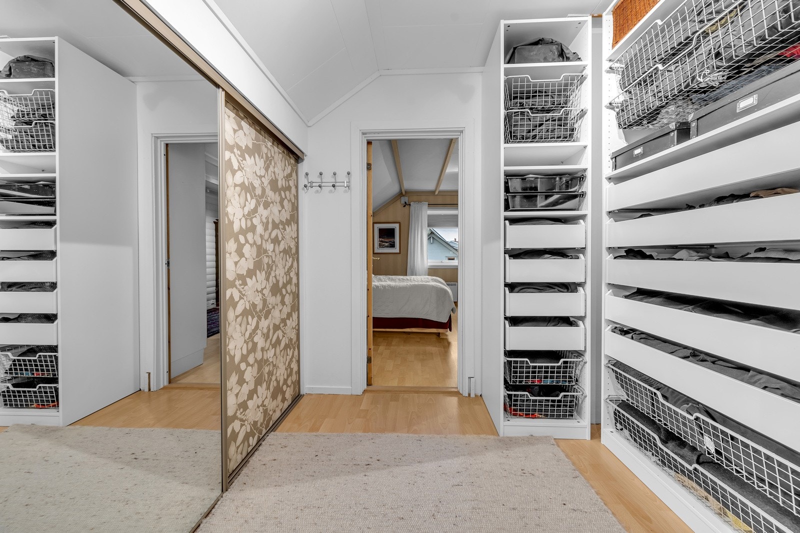 Soverom 3/Walk-in garderobe. Stort rom som er i overkant av 10m2 Galleribilde