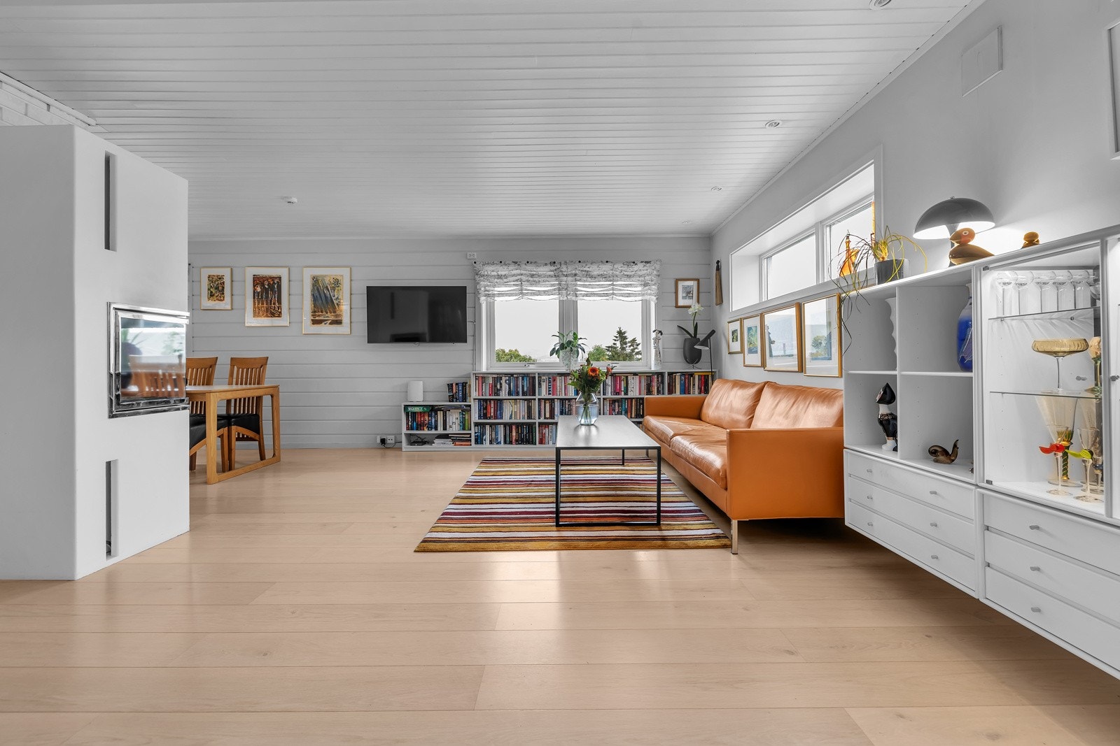 Stua er av en slik størrelse at du finner plass til flere sittegrupper Galleribilde