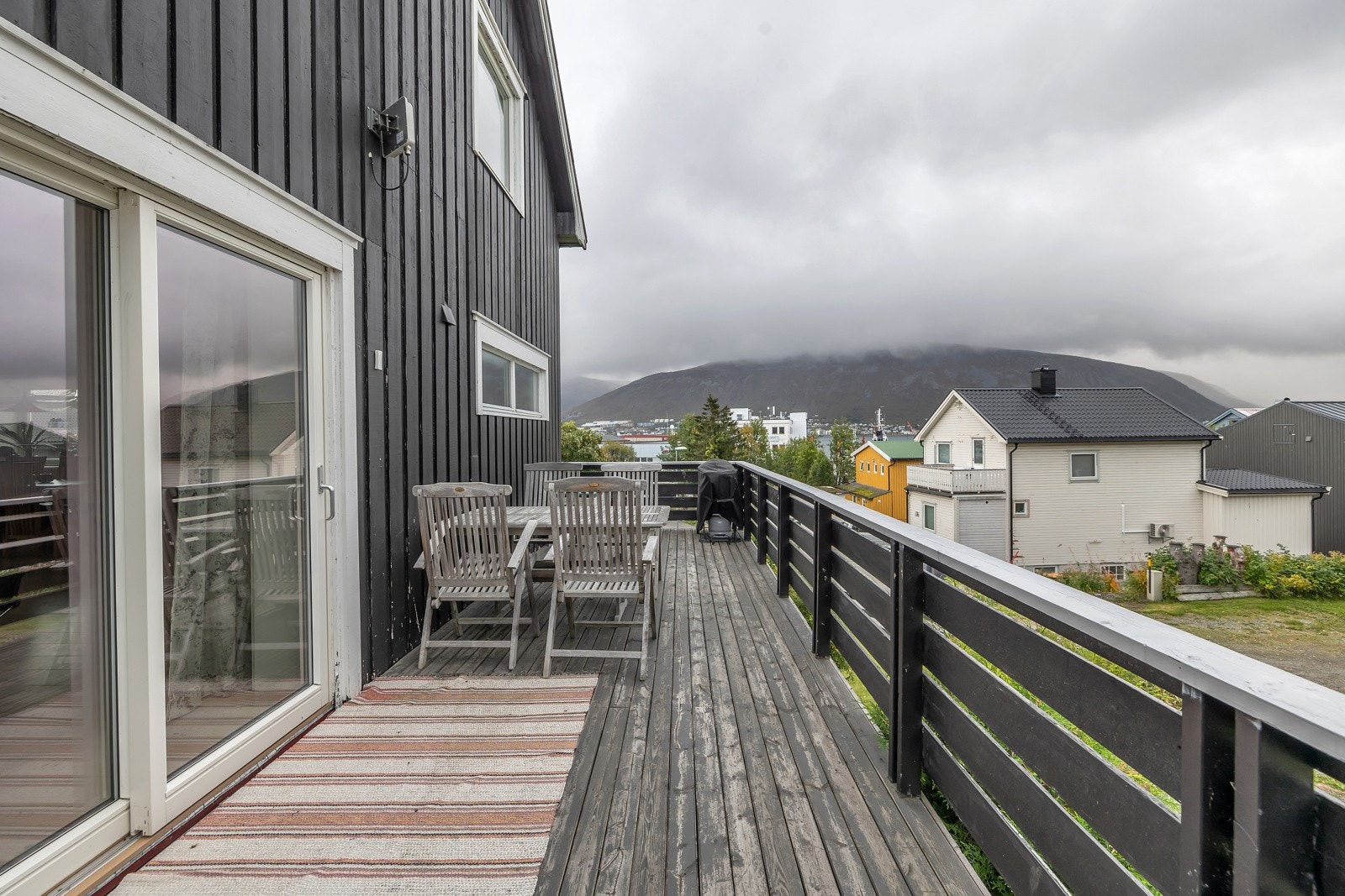 Solrik veranda med fin utsikt over nærområder, mot sundet og fastlandet Galleribilde