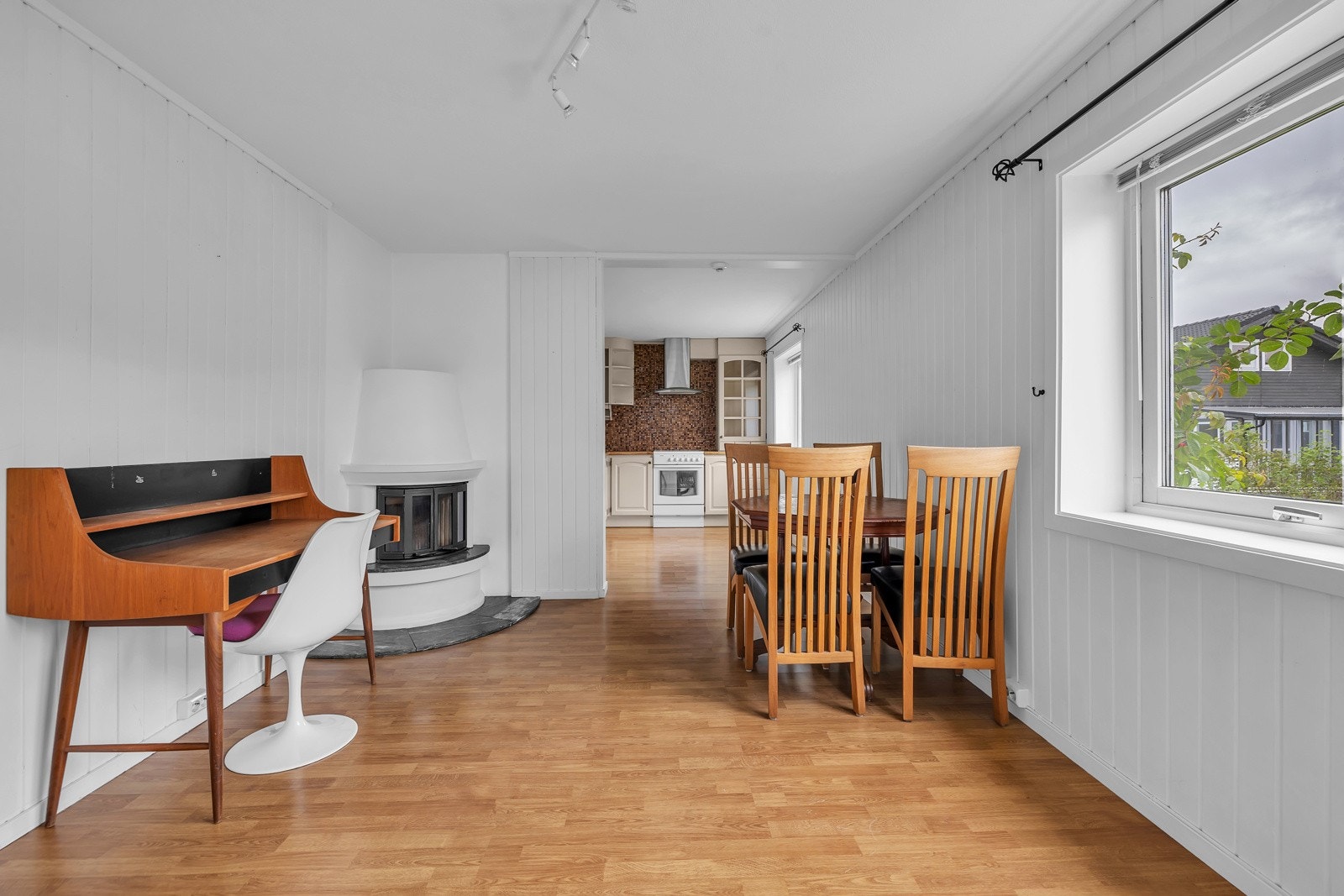 Stuen i leiligheten i u. etasjen er orientert mot øst, - i utsiktsretning Galleribilde