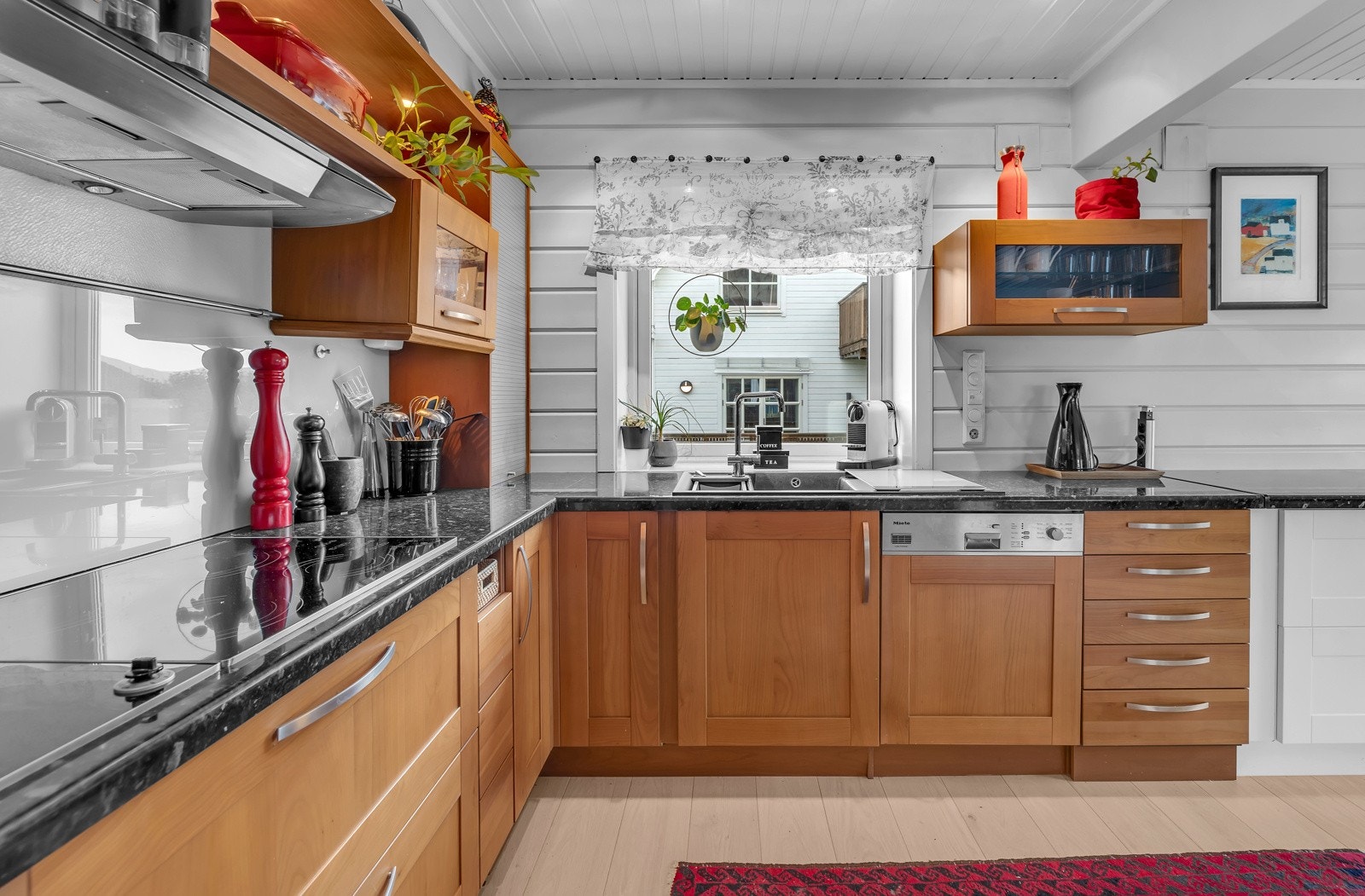 Her er det godt med både skap- og benkeplass Galleribilde