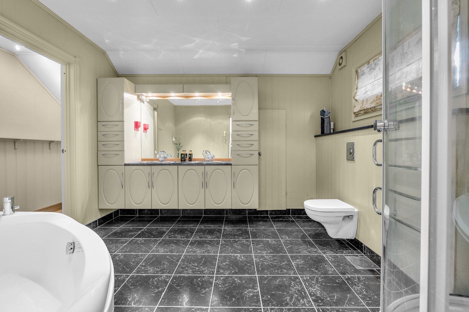 Her er det både dusj, badekar og innredning med god lagringsplass Galleribilde