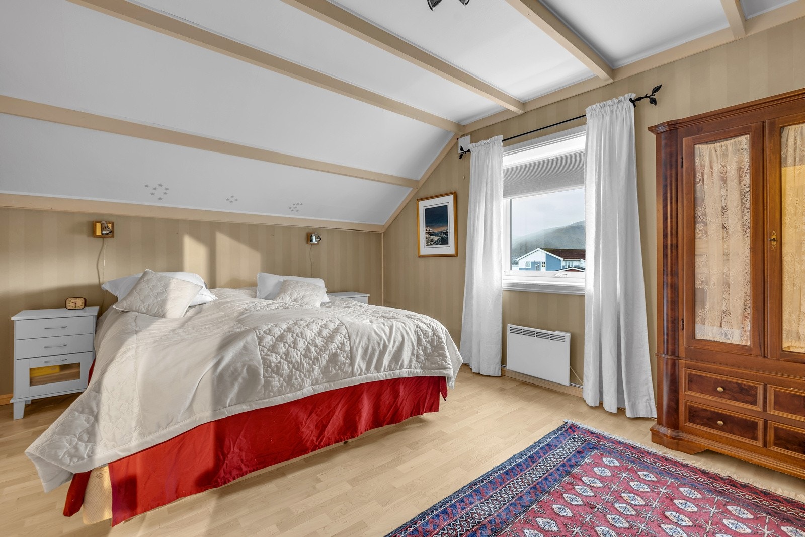 Soverom 2 mot sør-øst er svært romslig på ca. 16m2 Galleribilde