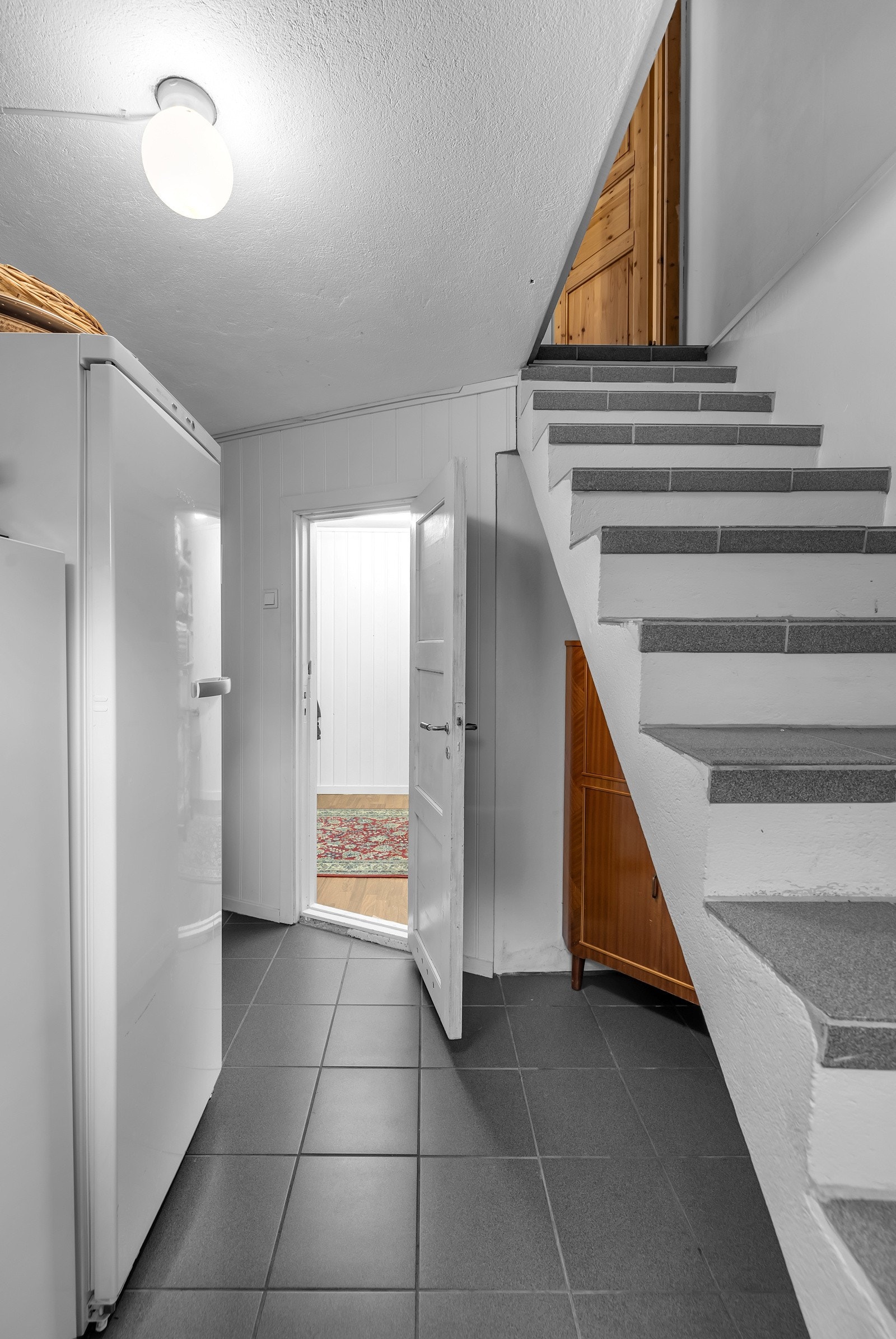 Fra hoveddelen er det nedgang til deler av u. etasjen hvor du har 2 boder Galleribilde